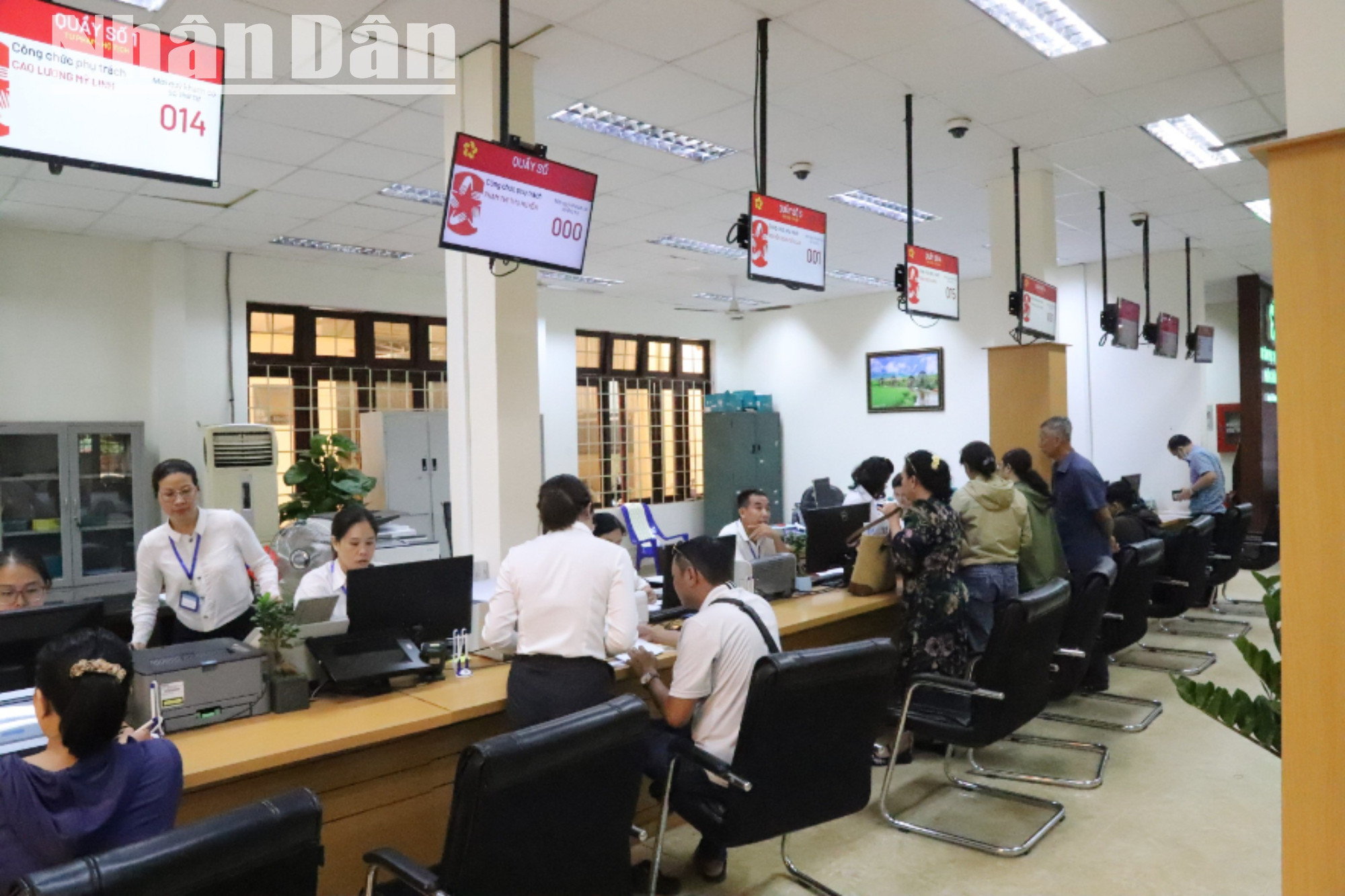 Các quầy tiếp nhận hồ sơ và trả kết quả tại Trung tâm phục vụ hành chính công phường Buôn Ma Thuột. img-0775-1105.jpg