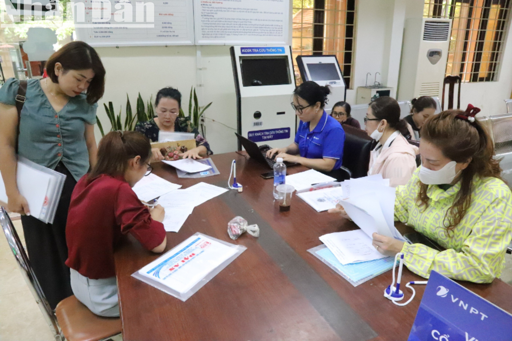Người dân đến giải quyết thủ tục hành chính được hướng dẫn, hỗ trợ làm các hồ sơ rất thuận lợi. img-0884-6465.jpg
