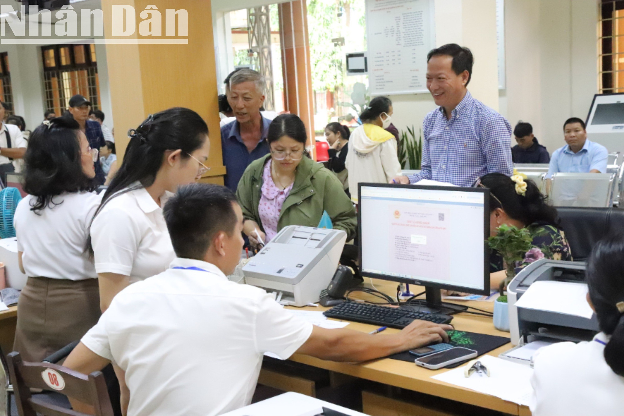 Ngày đầu tiên vận hành Trung tâm phục vụ hành chính công phường Buôn Ma Thuột nhưng có đông người dân đến giải quyết các thủ tục hành chính. img-0802-4676.jpg