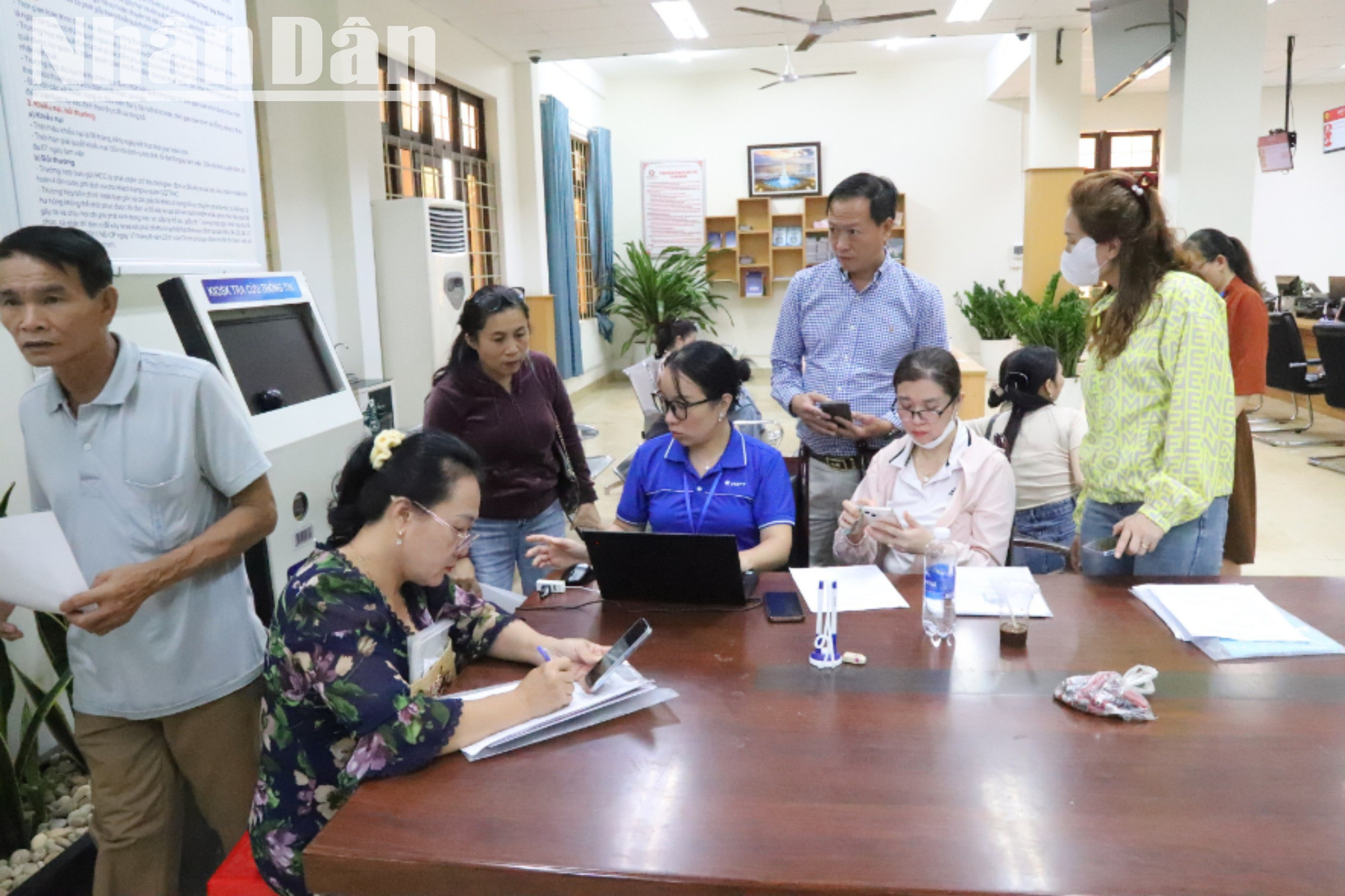 Trong ngày đầu tiên vận hành, hầu hết tổ chức, công dân đến giải quyết thủ tục hành chính tại đây đều tỏ vẻ hài lòng với cung cách phục vụ cũng như việc tiếp nhận, giải quyết các thủ tục cũng nhanh hơn trước đây. img-0897-4351.jpg