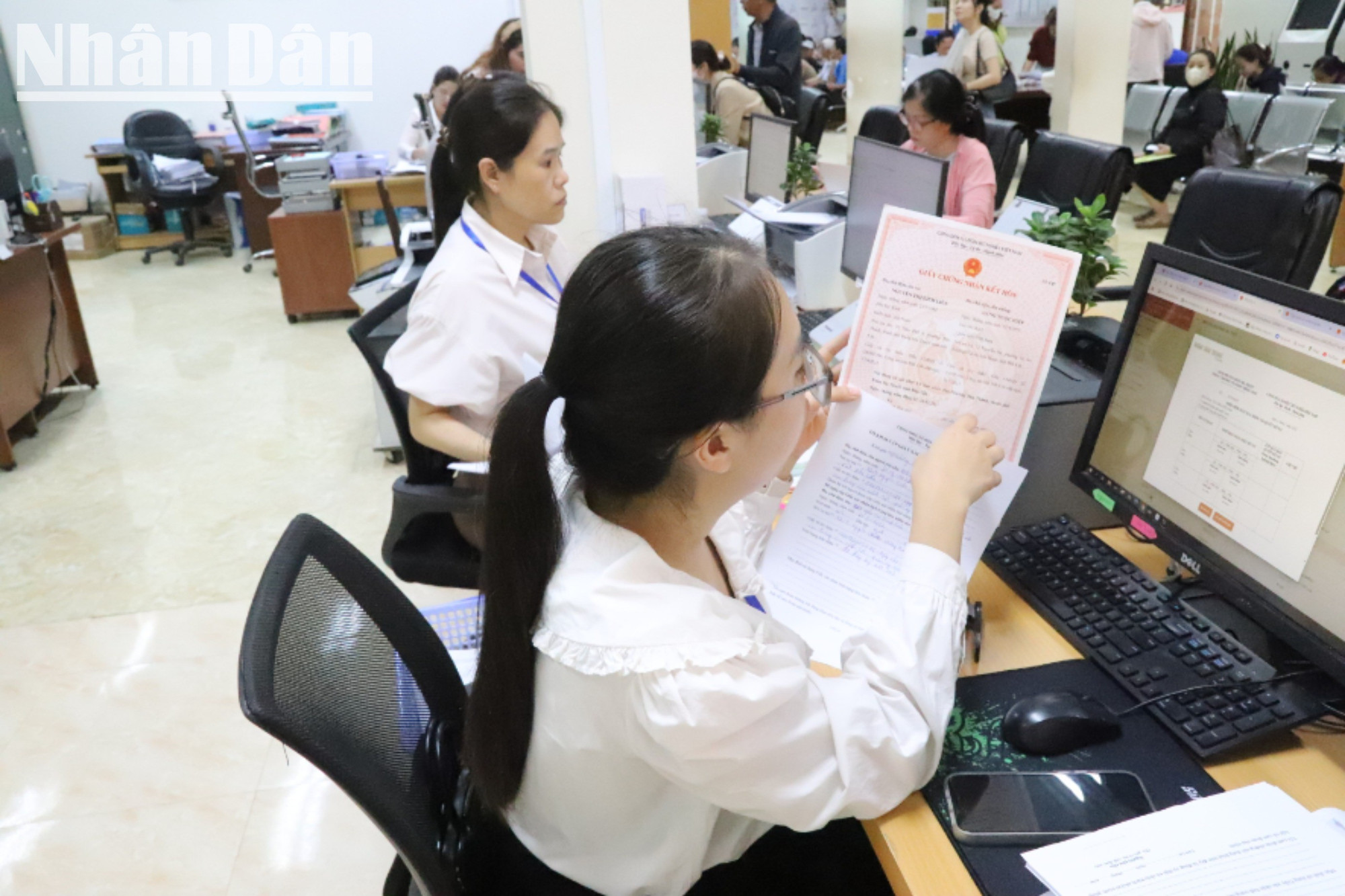 Sau khi tiếp nhận hồ sơ, các chuyên viên kiểm tra kỹ lưỡng. img-0862-6959.jpg