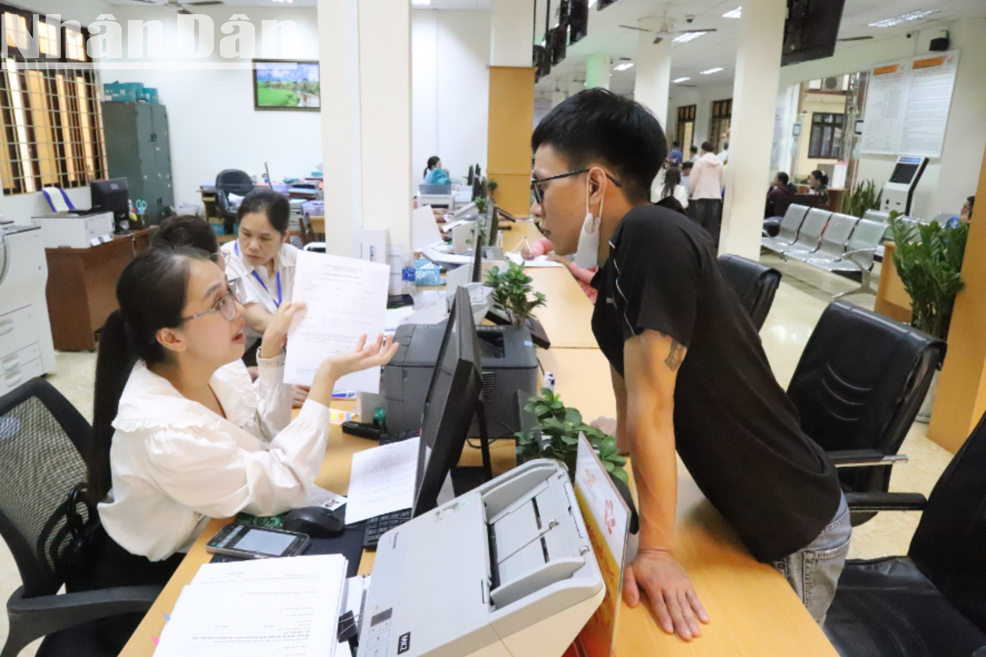 Giải thích cặn kẽ cho người dân về thủ tục giải quyết. img-0848-2240.jpg