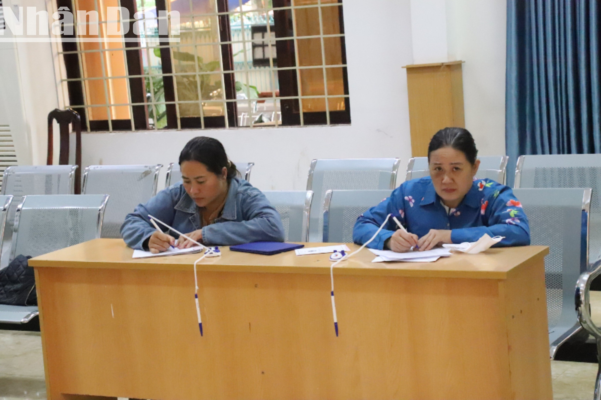Do ngày đầu vận hành chính quyền hai cấp nên nhiều người dân ghi sai địa giới hành chính và phải viết lại. img-0846-2547.jpg