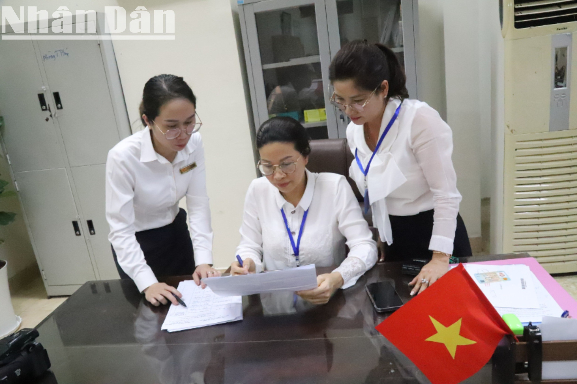 Đối với cán bộ, chuyên viên làm việc tại Trung tâm phục vụ hành chính công phường Buôn Ma Thuột, đây là ngày làm việc đầu tiên của mô hình chính quyền mới nên ai cũng làm việc với tâm thế háo hức, phục vụ nhân dân với tinh thần trách nhiệm cao nhất. img-0881-752.jpg