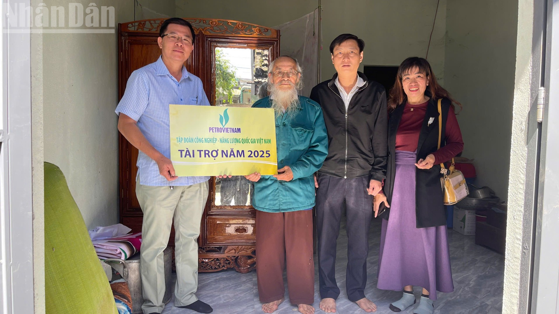 Được sự ủy quyền của lãnh đạo Báo Nhân Dân và PetroVietnam, nhà báo Nguyễn Công Lý, Trưởng văn phòng đại diện Báo Nhân Dân tại Đắk Lắk trao tặng nhà Đại đoàn kết cho hộ ông Hộ ông Nguyễn Như Ý, ở thôn 4, xã M’Drắk.