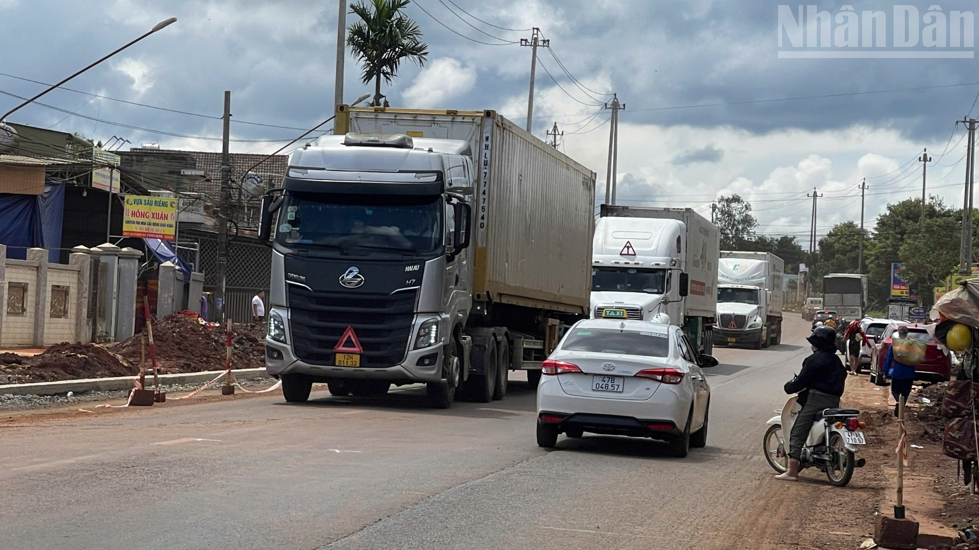 Mỗi ngày có hàng trăm xe container vận chuyển sầu riêng đi qua Quốc lộ 26 đoạn từ phường Buôn Ma Thuột đến xã Ea Phê, tỉnh Đắk Lắk.