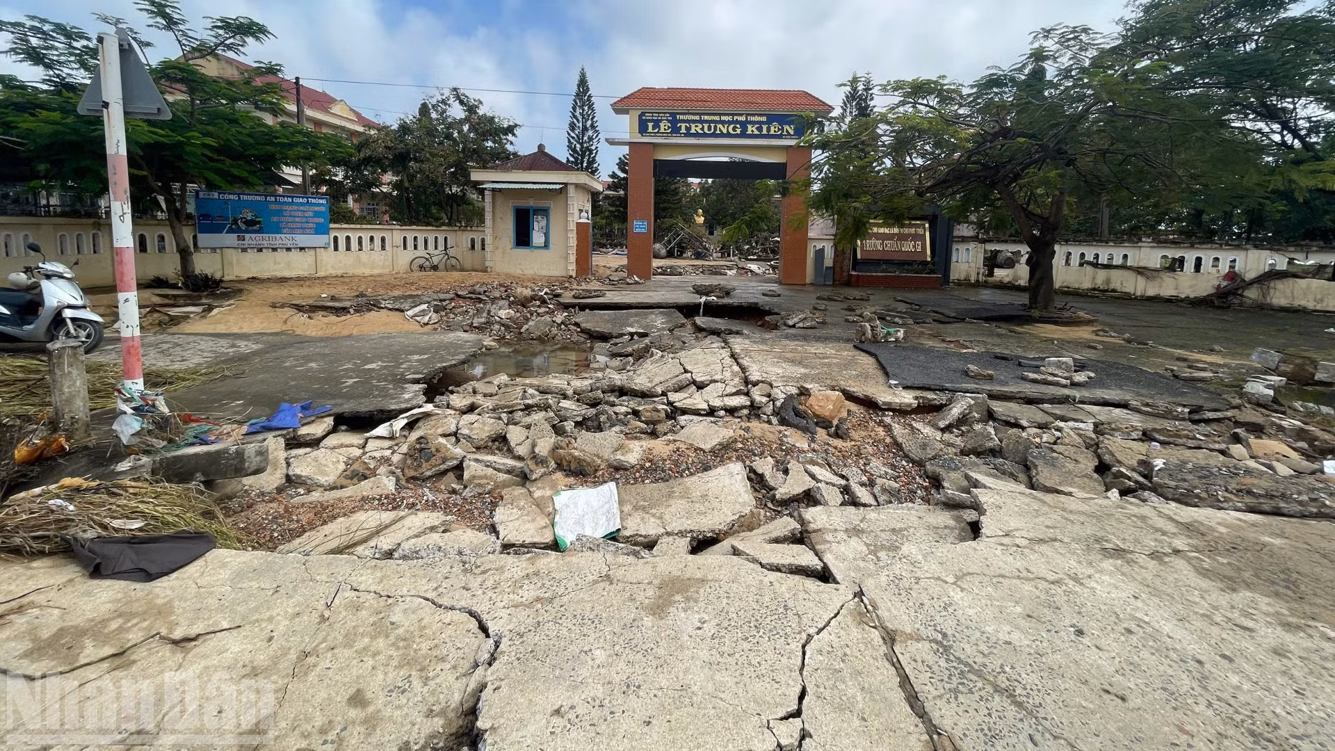 Đường từ Quốc lộ 1 dẫn vào cổng Trường Trung học phổ thông Lê Trung Kiên bị sạt lở, hư hỏng nặng.