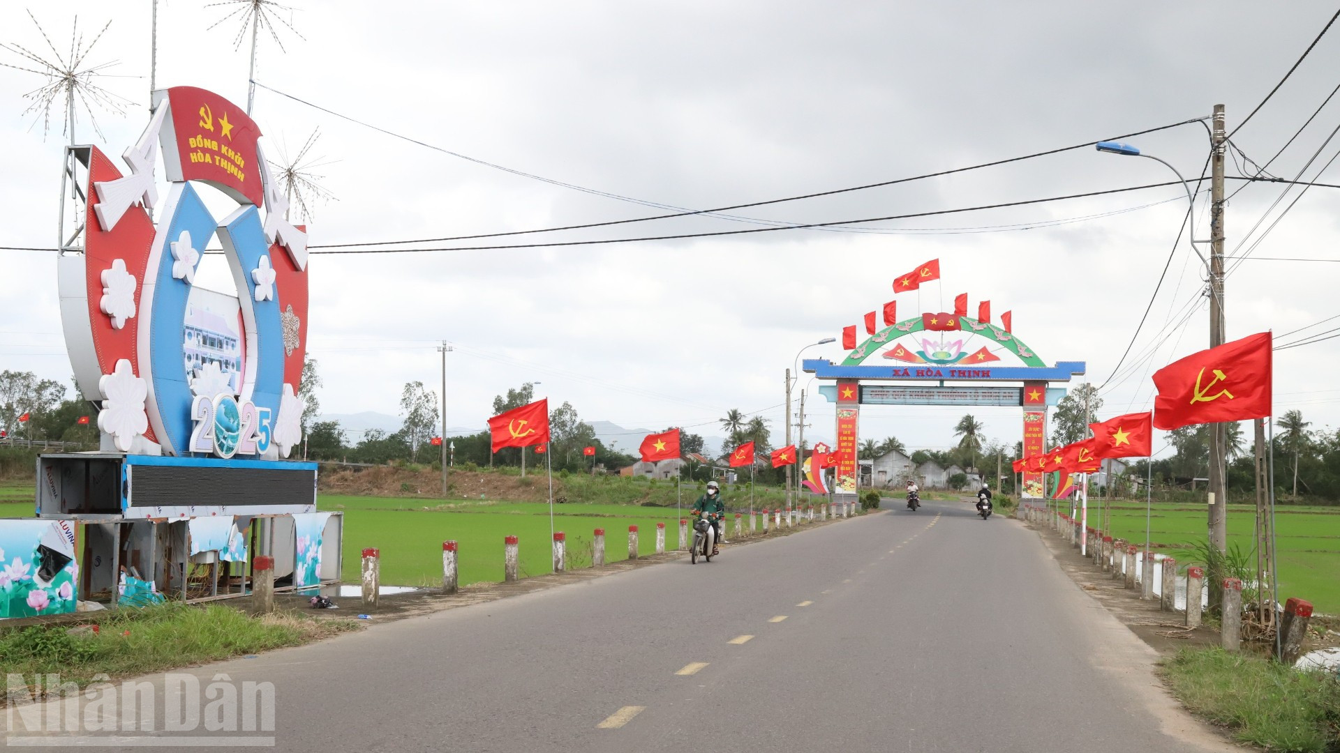 Tuyến đường chính dẫn vào vùng rốn lũ xã Hòa Thịnh tràn ngập cờ Đảng, cờ Tổ quốc mừng Đảng, mừng Xuân Bính Ngọ 2026.