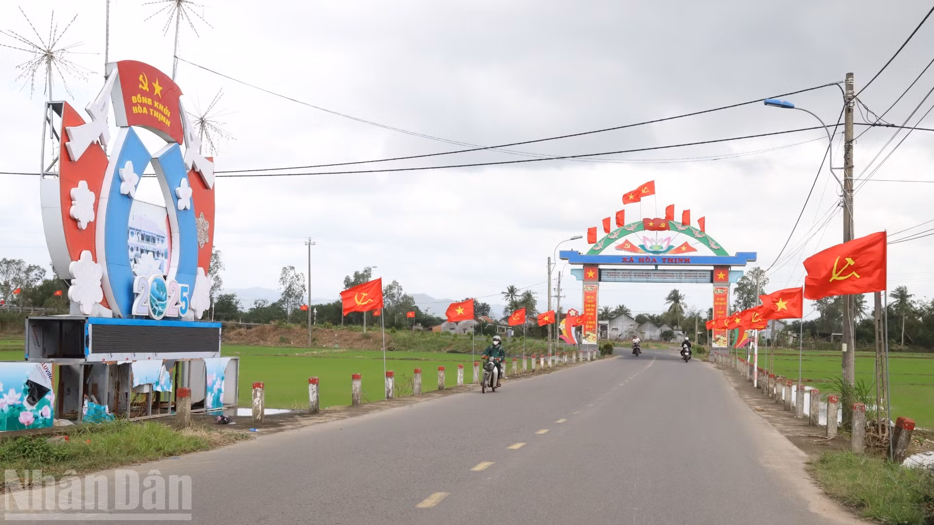 Tuyến đường chính dẫn vào vùng rốn lũ xã Hòa Thịnh tràn ngập cờ Đảng, cờ Tổ quốc mừng Đảng, mừng Xuân Bính Ngọ 2026.