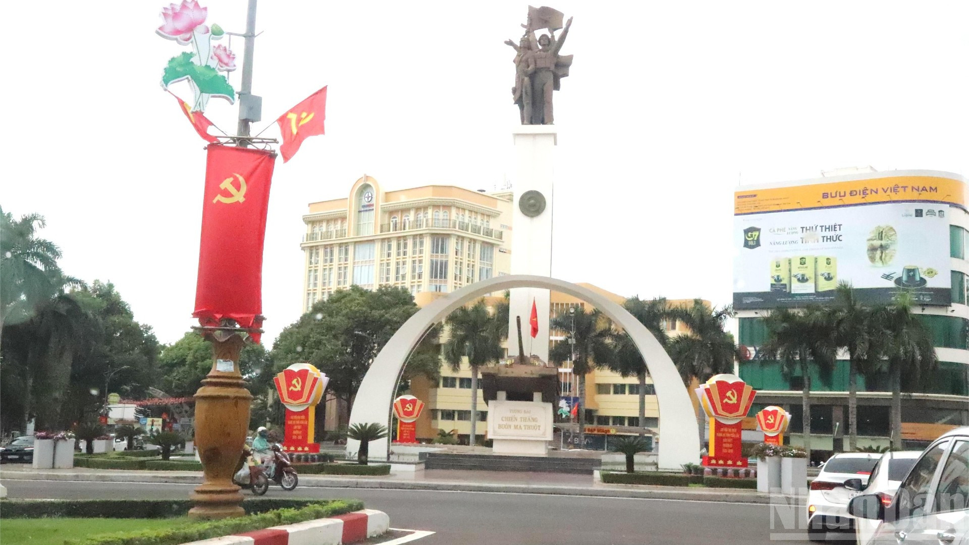 Khu vực tượng đài Ngã 6 Buôn Ma Thuột, trung tâm tỉnh Đắk Lắk được trang trí lộng lẫy chào mừng Đại hội đại biểu Đảng bộ tỉnh lần thứ I, nhiệm kỳ 2025-2030.
