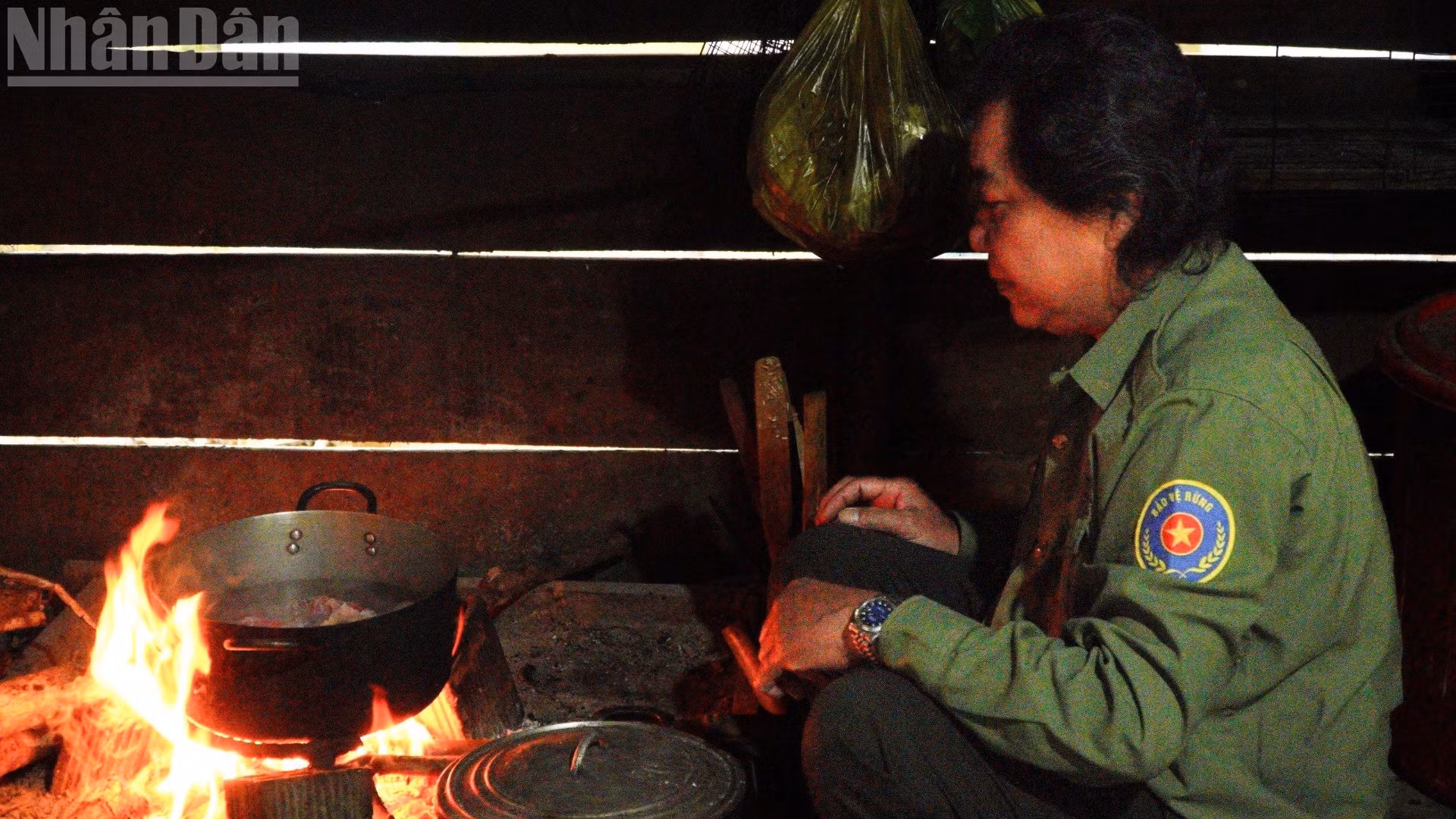 Tết đến, anh Huỳnh Thanh Huy sắp xếp công việc để giữ rừng tại Trạm quản lý, bảo vệ rừng 9 Bếp.