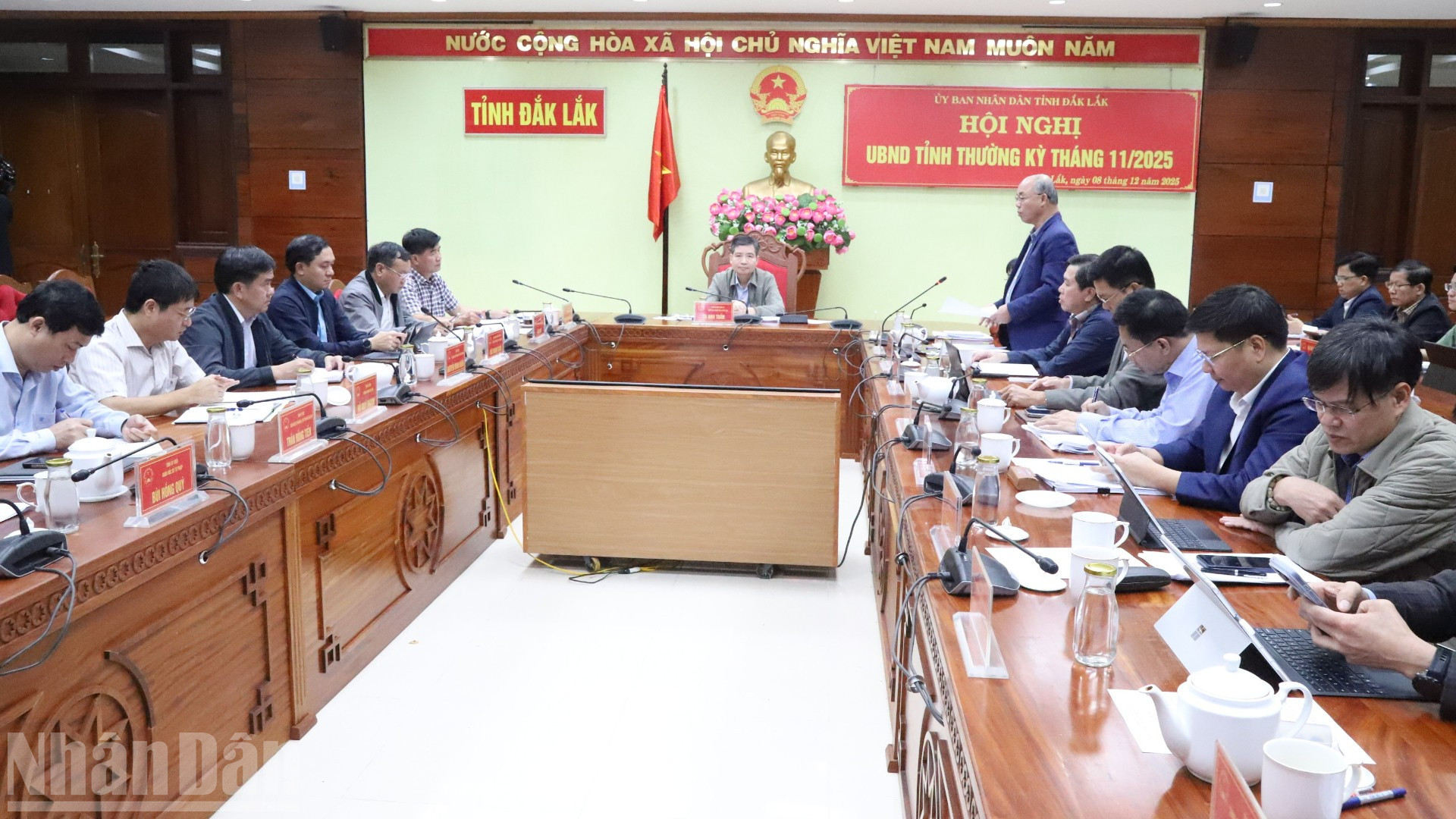 Quang cảnh hội nghị thường kỳ đánh giá tình hình kinh tế-xã hội, bảo đảm quốc phòng, an ninh tháng 11/2025 của Ủy ban nhân dân tỉnh Đắk Lắk.