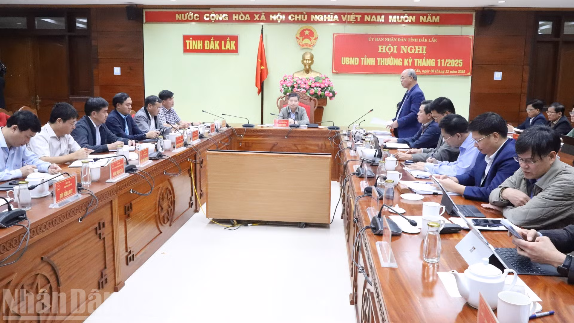 Quang cảnh hội nghị thường kỳ đánh giá tình hình kinh tế-xã hội, bảo đảm quốc phòng, an ninh tháng 11/2025 của Ủy ban nhân dân tỉnh Đắk Lắk.