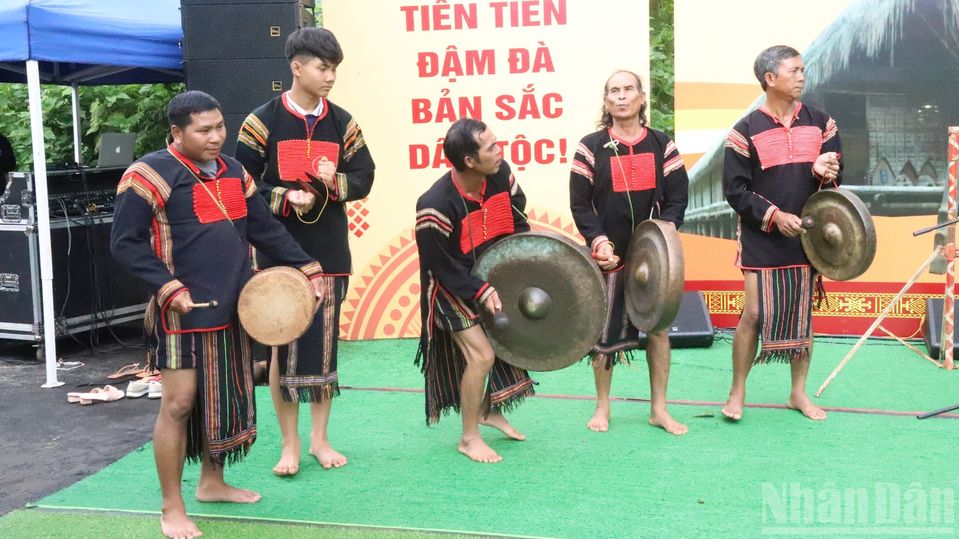 Tại Tuần Di sản văn hóa các dân tộc tỉnh Đắk Lắk năm 2025 sẽ diễn ra từ ngày 18 đến 23/11, điểm nhấn là Liên hoan Văn hóa Cồng chiêng và nhạc cụ truyền thống. 