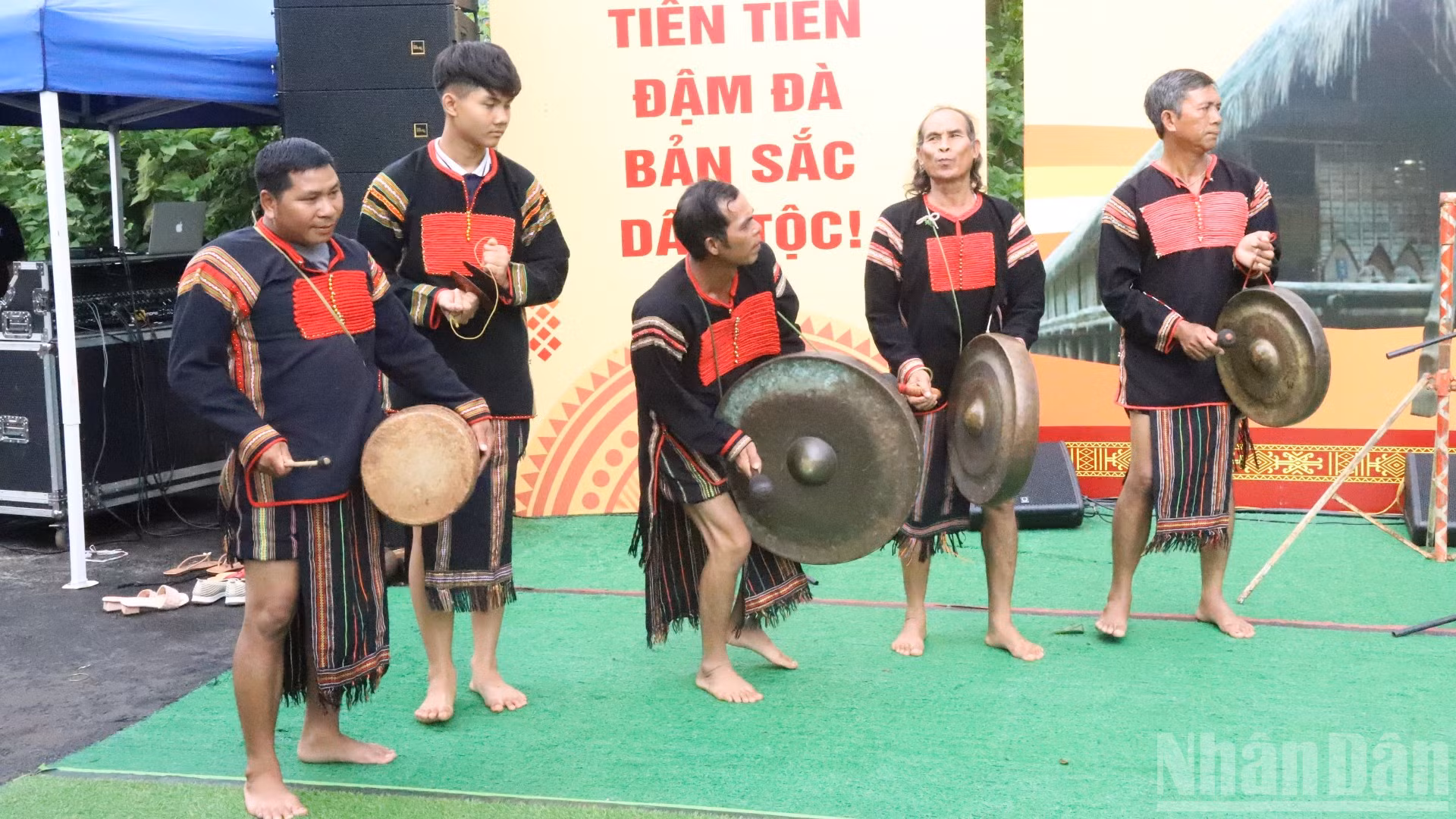 Tại Tuần Di sản văn hóa các dân tộc tỉnh Đắk Lắk năm 2025 sẽ diễn ra từ ngày 18 đến 23/11, điểm nhấn là Liên hoan Văn hóa Cồng chiêng và nhạc cụ truyền thống. 