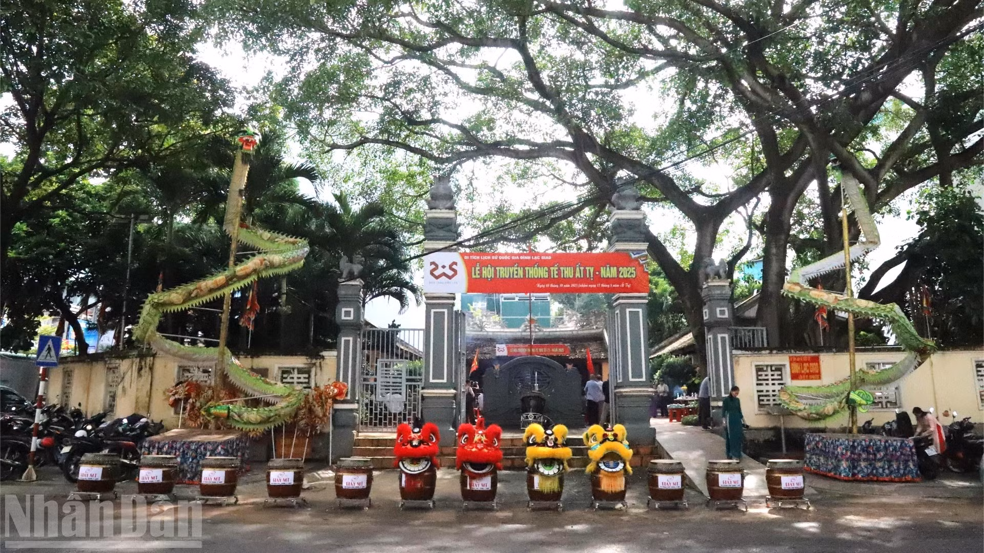 Đình Lạc Giao, một ngôi đình cổ nằm giữa trung tâm phường Buôn Ma Thuột, nơi thờ tự Đệ nhất khai quốc công thần Đào Duy Từ, người được triều đình nhà Nguyễn ra chiếu sắc phong làm Thần Hoàng làng Lạc Giao vào năm 1932.