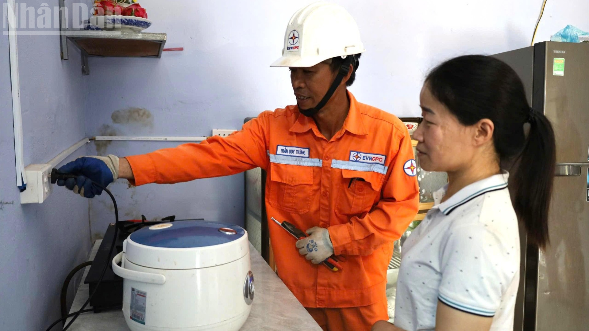 Công nhân điện lực hướng dẫn người nhà anh Nguyễn Hữu Dũng sử dụng điện an toàn. ndo_tl_img-078-7245.jpg