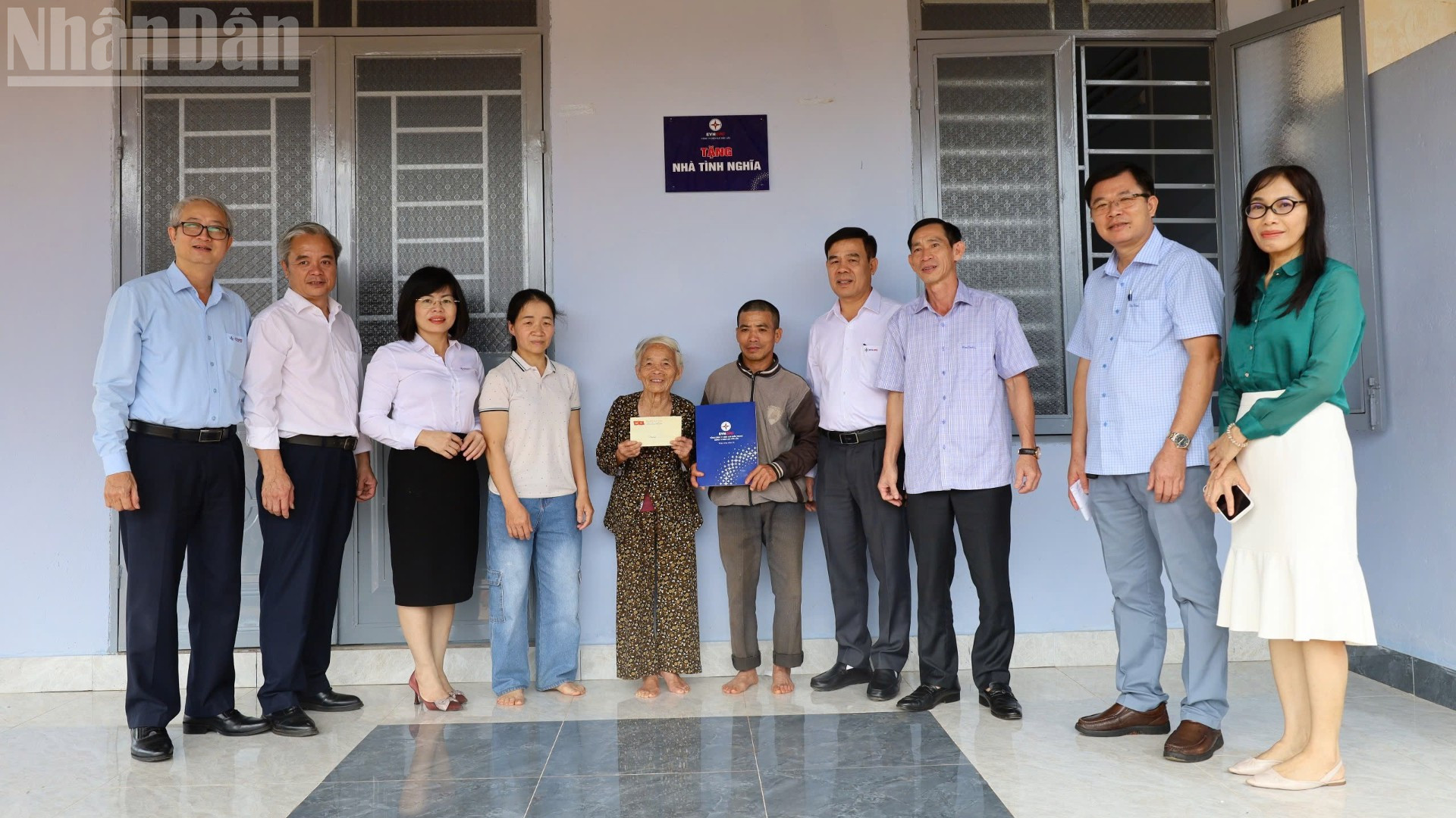 Lãnh đạo Công ty Điện lực Đắk Lắk và xã Pơng Drang tặng quà cho gia đình anh Nguyễn Hữu Dũng tại buổi lễ. ndo_tl_img-070-6354.jpg