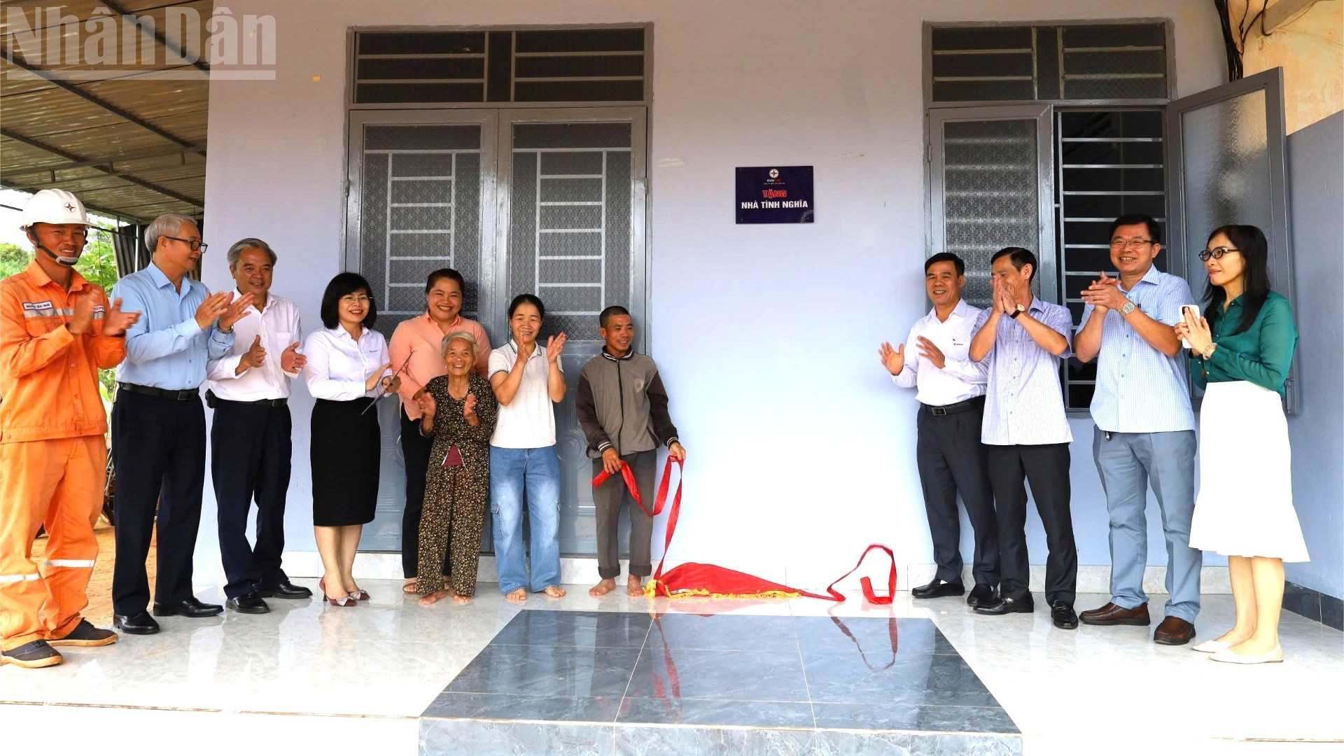 Ngôi nhà tình nghĩa được xây dựng hoàn thành và bàn giao cho gia đình anh Nguyễn Hữu Dũng đưa vào sử dụng. ndo_tl_img-071-8687.jpg