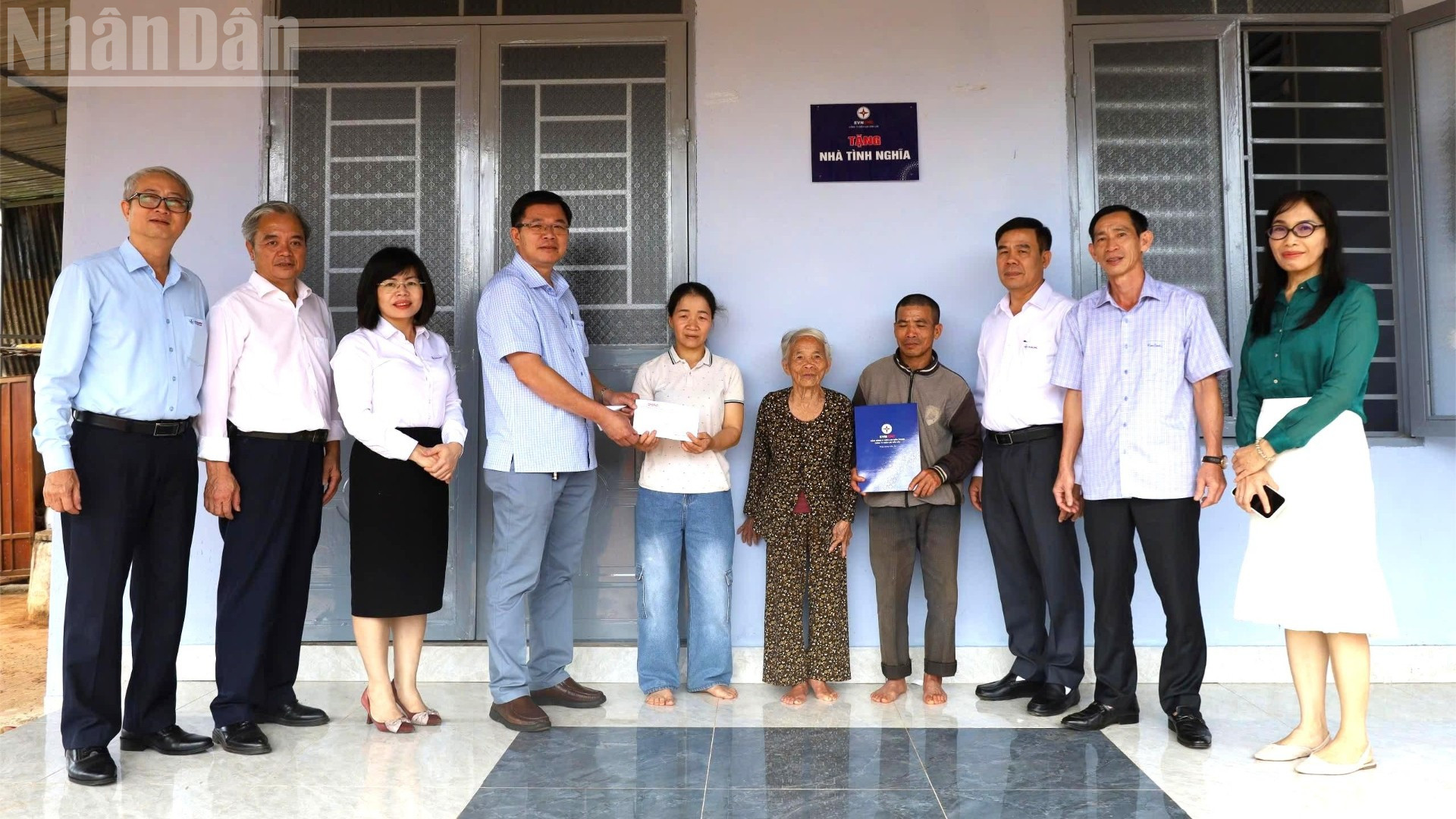 Nhà báo Nguyễn Công Lý (người đứng thứ 4 từ trái sang) tặng quà cho gia đình anh Nguyễn Hữu Dũng tại buổi lễ. ndo_tl_img-072-5759-2121.jpg