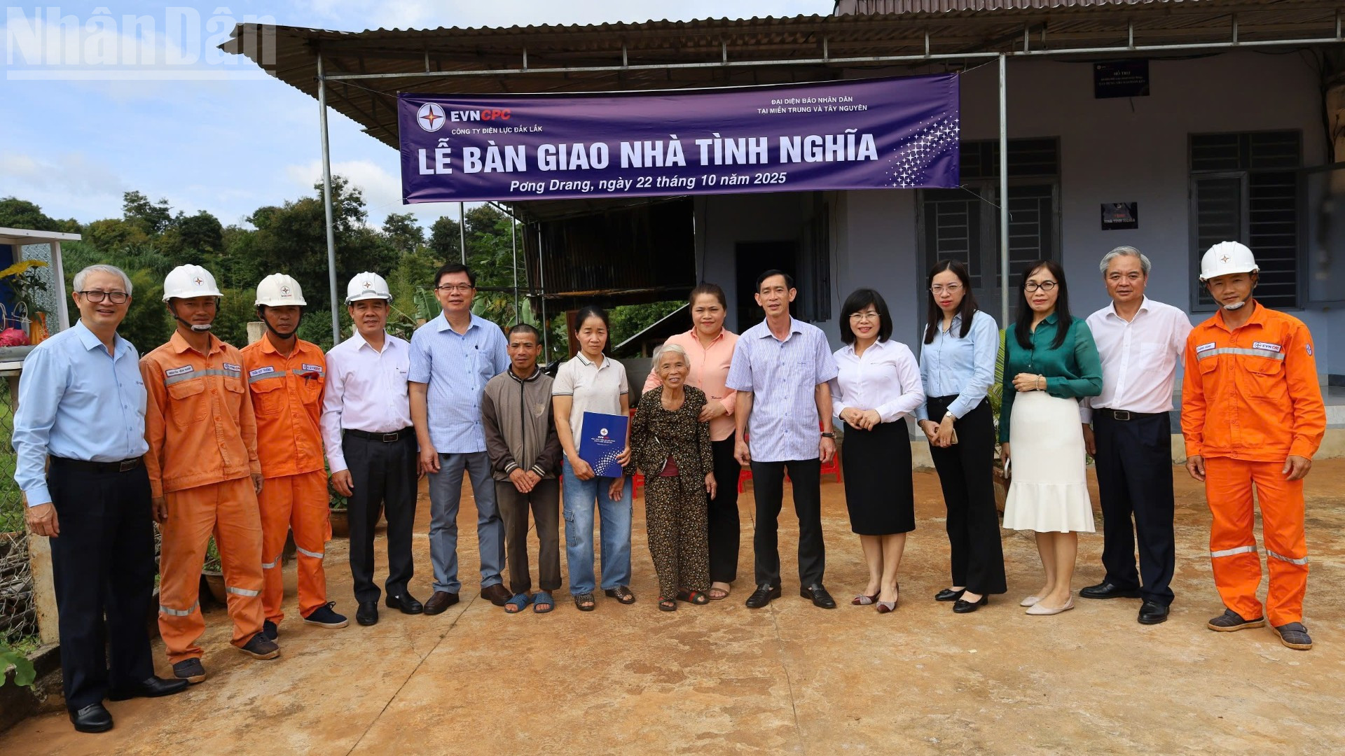 Các đại biểu và gia đình anh Nguyễn Hữu Dũng tại lễ bàn giao nhà tình nghĩa. ndo_tl_img-075-7108.jpg