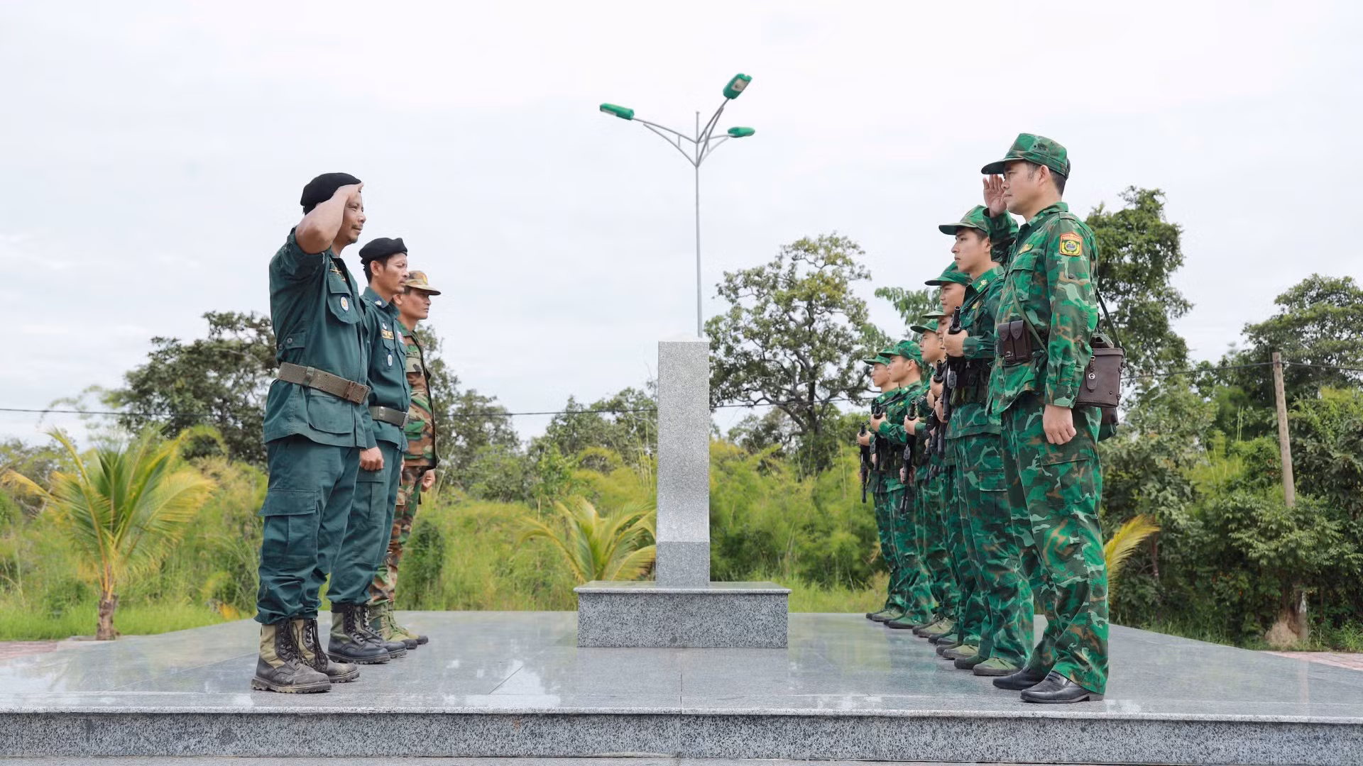 Cán bộ, chiến sĩ hai lực lượng Đồn Biên phòng Cửa khẩu Đắk Ruê (Ban Chỉ huy Bộ đội Biên phòng tỉnh Đắk Lắk) và lực lượng bảo vệ biên giới tỉnh Mondulkiri (Campuchia) gồm Đồn Cảnh sát bảo vệ biên giới bộ Ô Rô (Ty Công an tỉnh Mondulkiri) và Trung đội 2 (Tiểu khu Quân sự Mondulkiri) thực hiện nghi thức chào cột mốc.