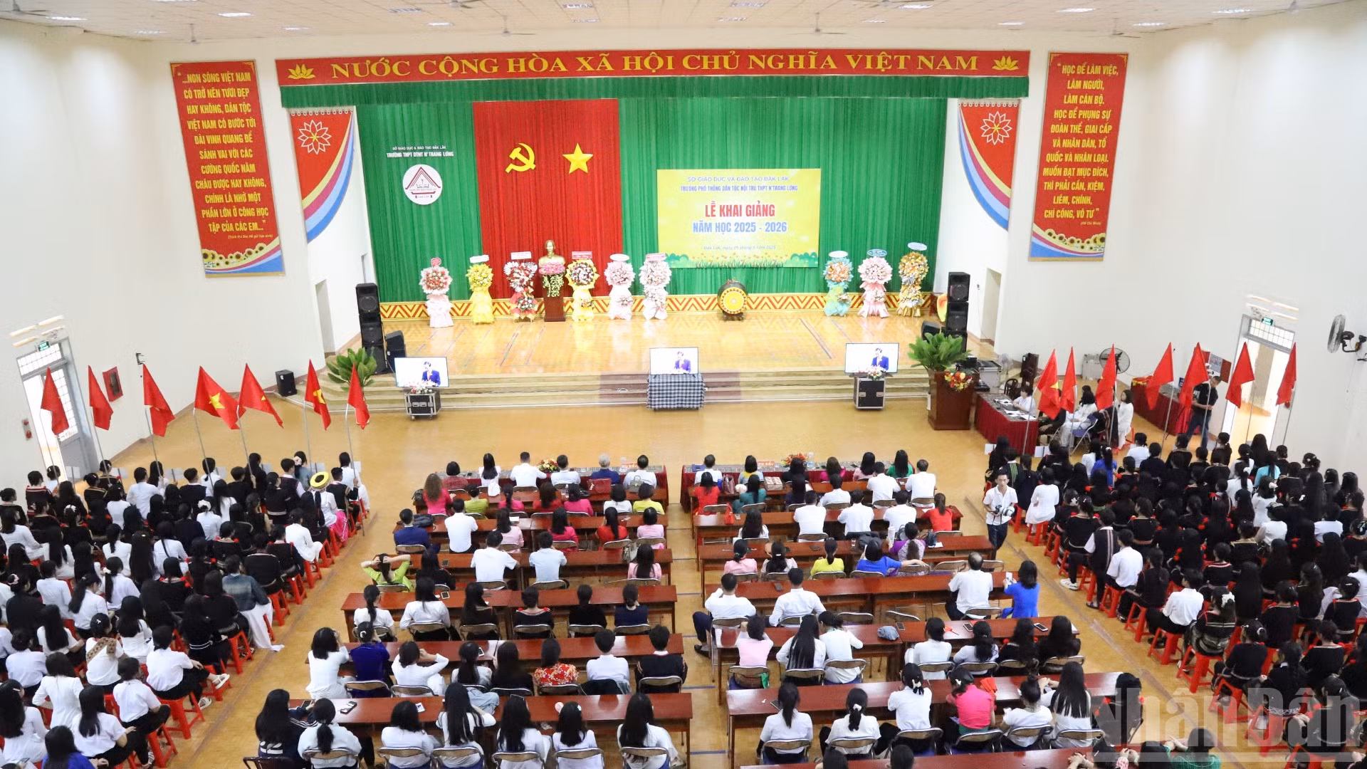 Quang cảnh buổi lễ khai giảng năm học mới của Trường trung học phổ thông Dân tộc nội trú N’Trang Lơng.