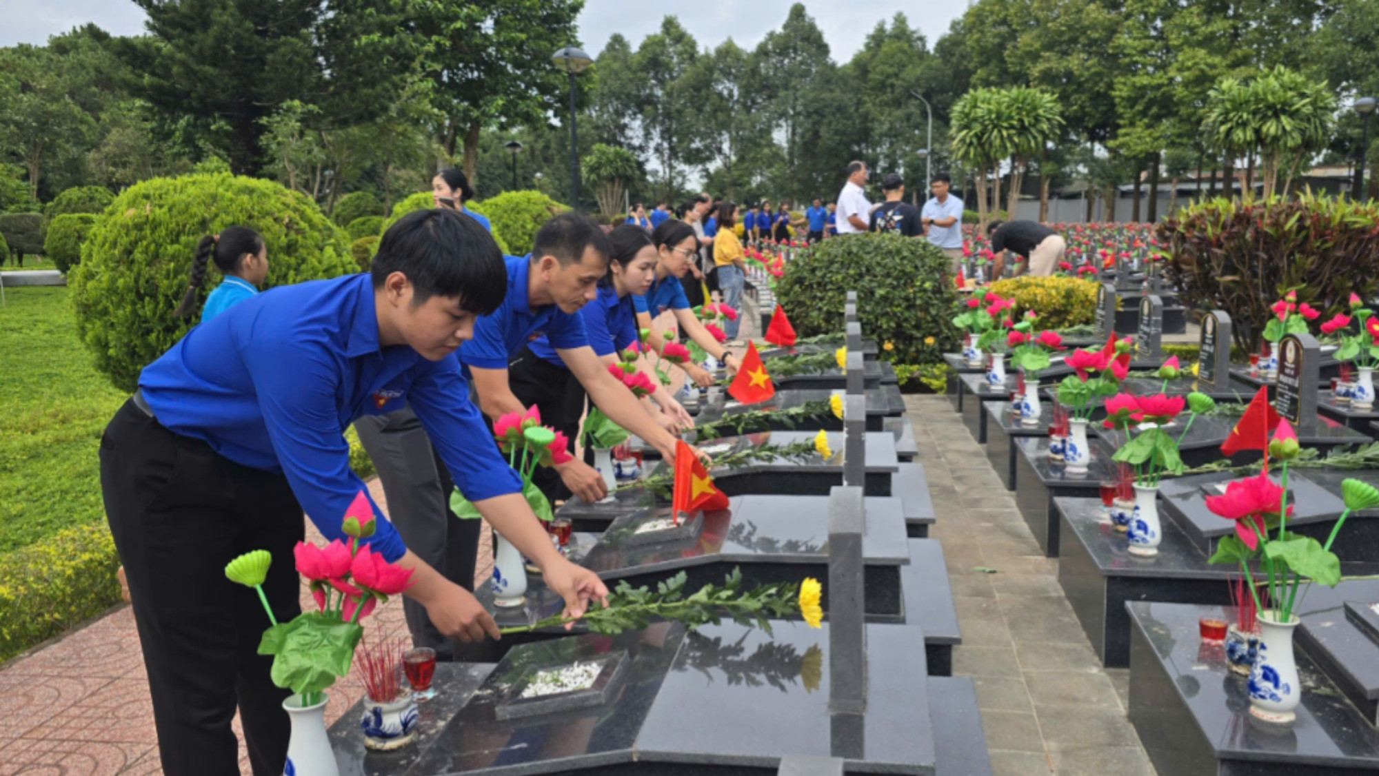 Các đoàn viên, thanh niên đặt hoa tưởng nhớ các anh hùng liệt sĩ tại các phần mộ các liệt sĩ. img-0547-630.jpg