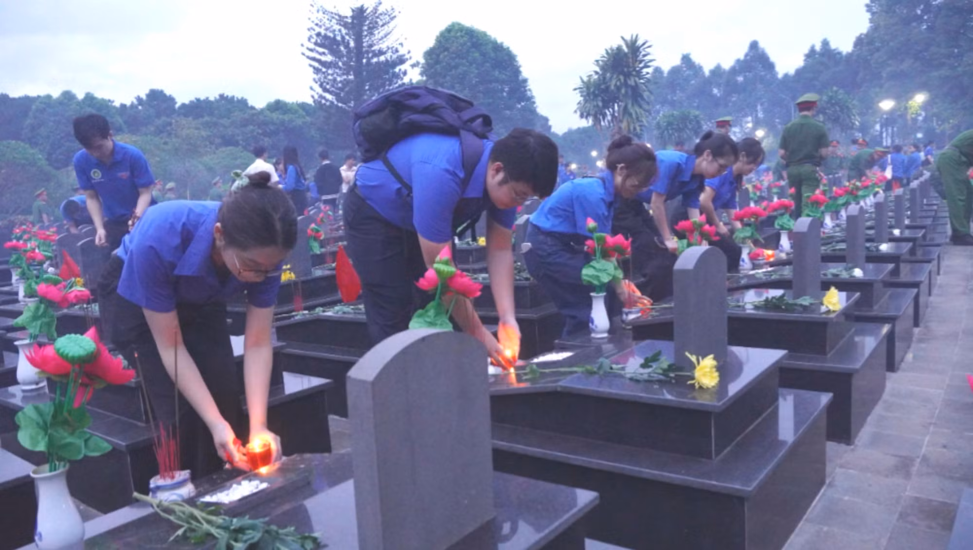 Tuổi trẻ Đắk Lắk thắp nến tri ân các anh hùng liệt sĩ tại Nghĩa trang liệt sĩ tỉnh Đắk Lắk, phường Tân Lập.