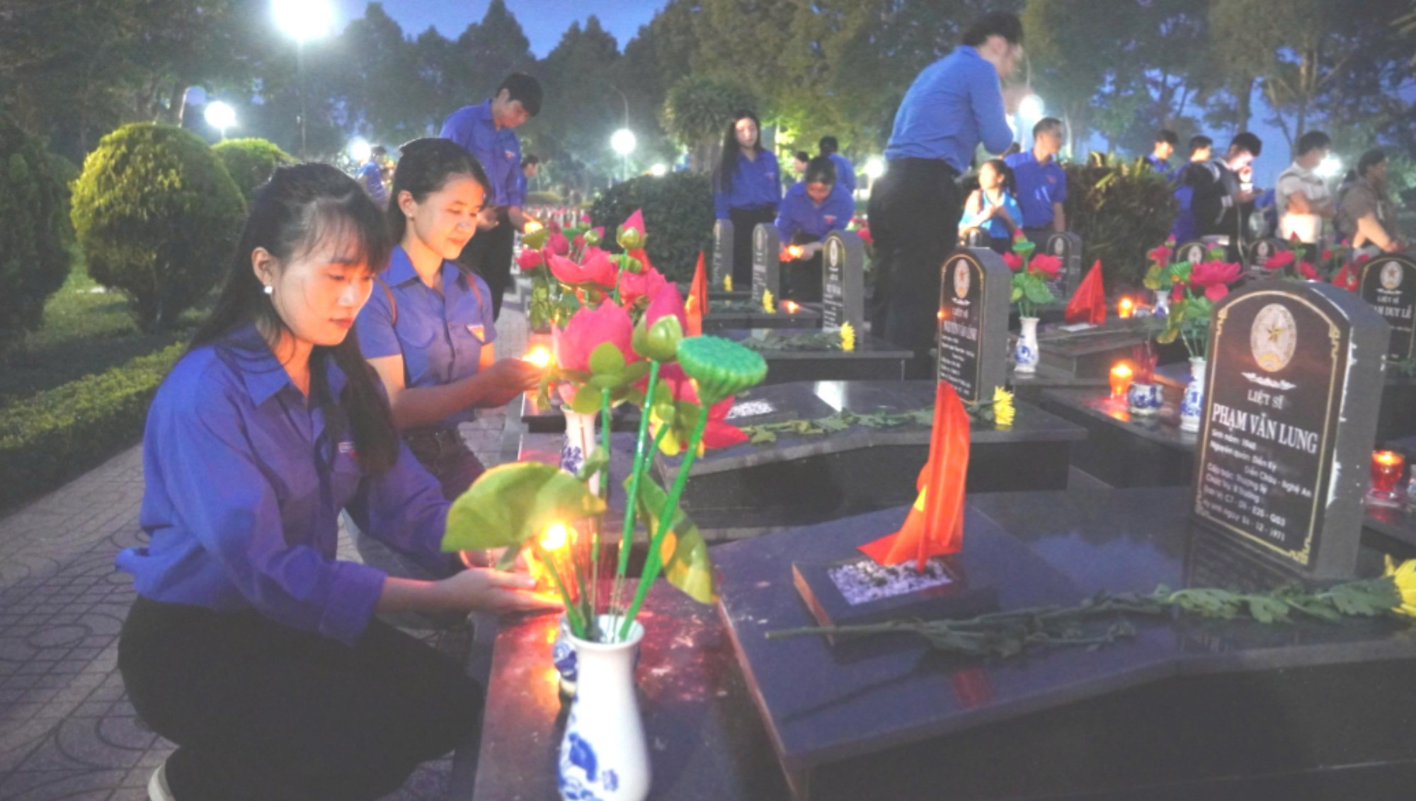 Lễ thắp nến tri ân là hoạt động mang ý nghĩa giáo dục chính trị sâu sắc, góp phần bồi dưỡng lý tưởng cách mạng, khơi dậy niềm tự hào dân tộc, tinh thần yêu nước cho thế hệ trẻ. img-0533-9755.jpg
