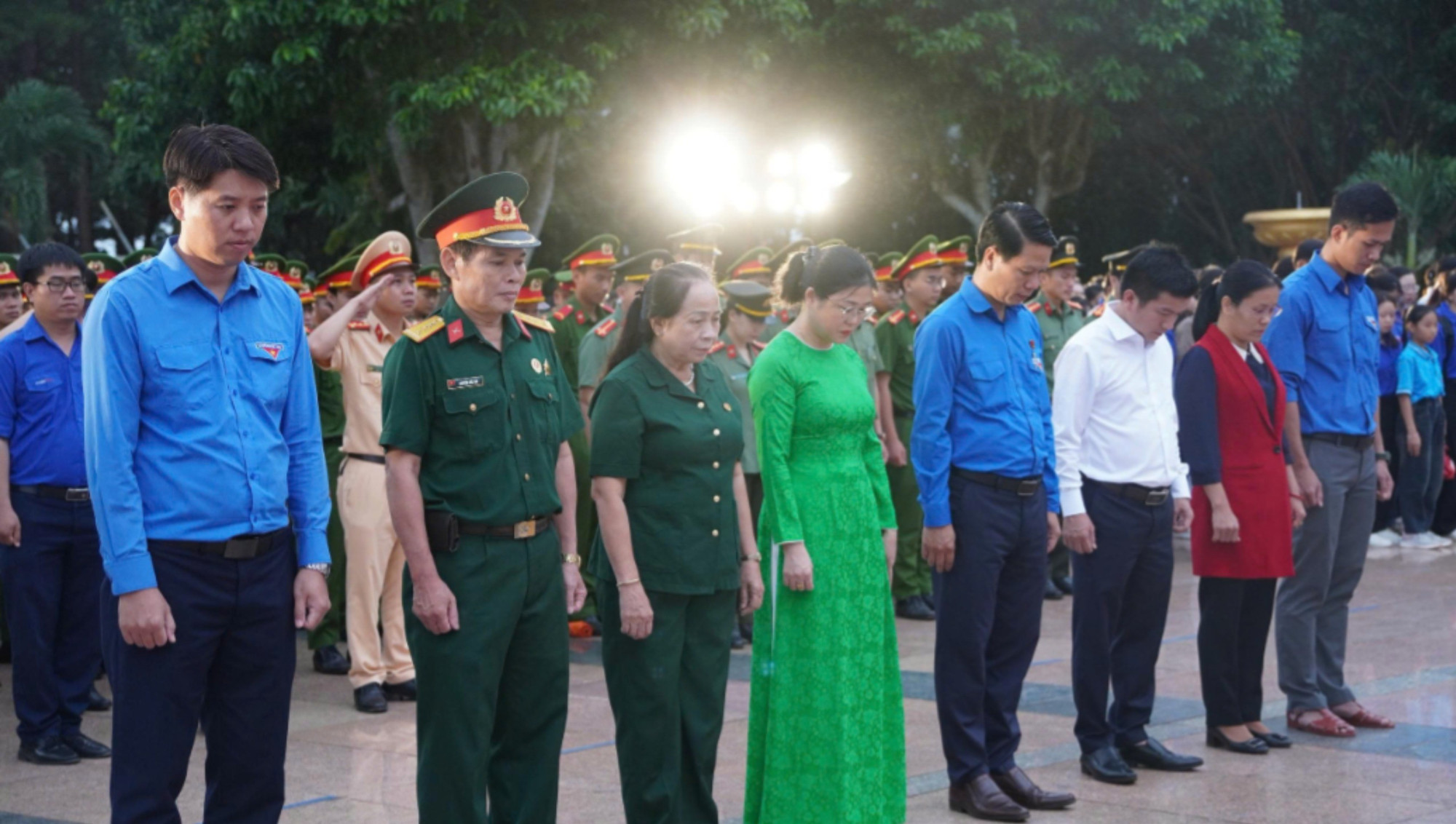 Các đại biểu và đoàn viên, thanh niên dành phút mặc niệm tưởng nhớ các anh hùng, liệt sĩ. img-0553-8452.jpg