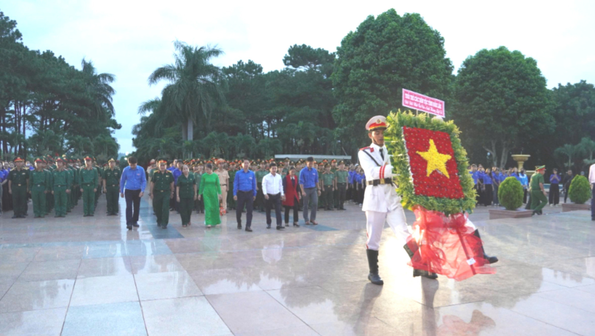 Các đại biểu và đoàn viên, thanh niên dâng hoa tưởng nhớ các anh hùng, liệt sĩ. img-0541-7082.jpg