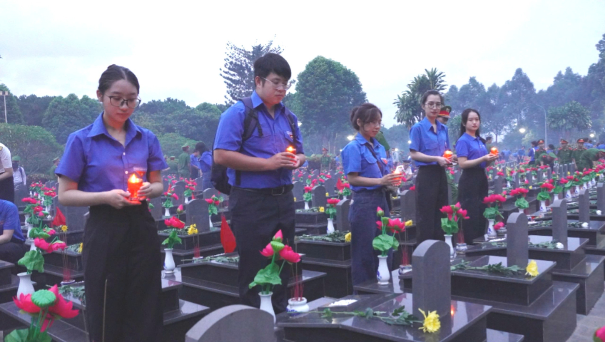 Các đoàn viên, thanh niên thắp nến tưởng nhớ các anh hùng liệt sĩ. img-0539-5155.jpg