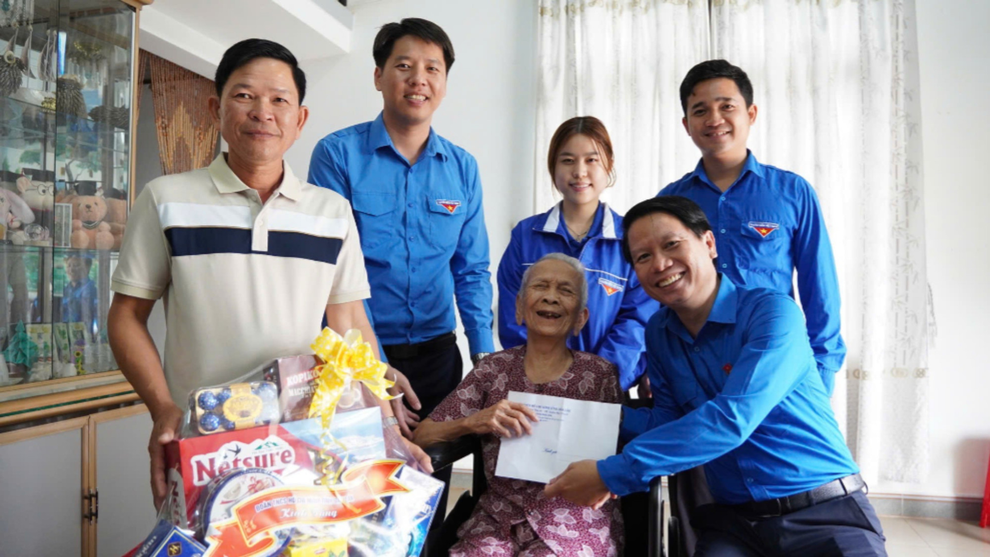 Nhân kỷ niệm 78 năm Ngày Thương binh-Liệt sĩ, đồng chí Lương Minh Tùng, Phó Chủ tịch Ủy ban Mặt trận Tổ quốc Việt Nam tỉnh, Bí thư Tỉnh đoàn Đắk Lắk đã đến thăm, tặng quà Mẹ Việt Nam Anh hùng Tô Thị Chiểu (sinh năm 1930) tại phường Tân Lập. img-0544-9644.jpg