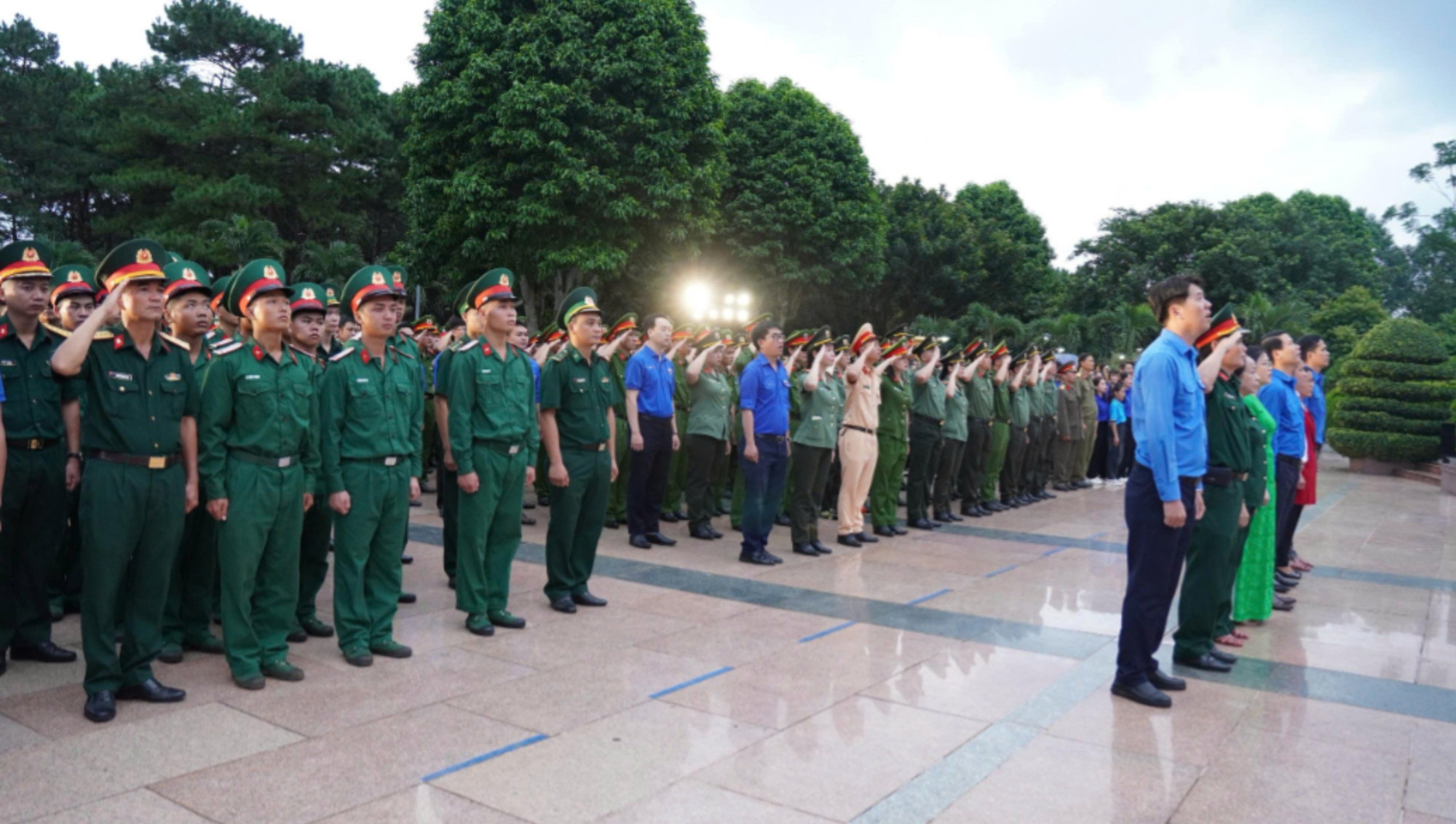 Các đại biểu và đoàn viên, thanh niên tham gia lễ thắp nến. img-0554-7188.jpg