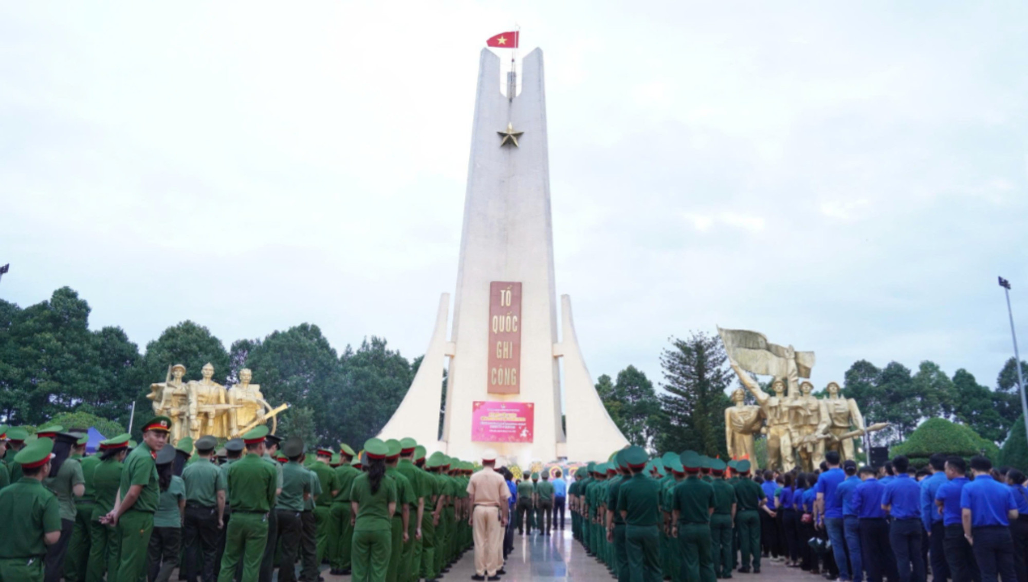Đông đảo các đoàn viên, thanh niên lực lượng vũ trang tỉnh tham gia lễ thắp nến tri ân các anh hùng liệt sĩ. img-0532-2114.jpg