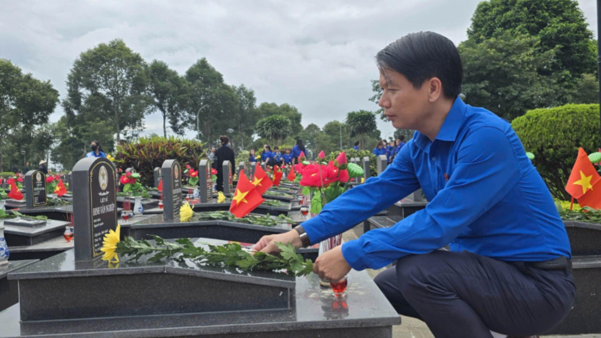 Đồng chí Lương Minh Tùng, Phó Chủ tịch Ủy ban Mặt trận Tổ quốc Việt Nam tỉnh, Bí thư Tỉnh đoàn Đắk Lắk đặt hoa tại các phần mộ tưởng nhớ các anh hùng liệt sĩ. img-0550-7434.jpg