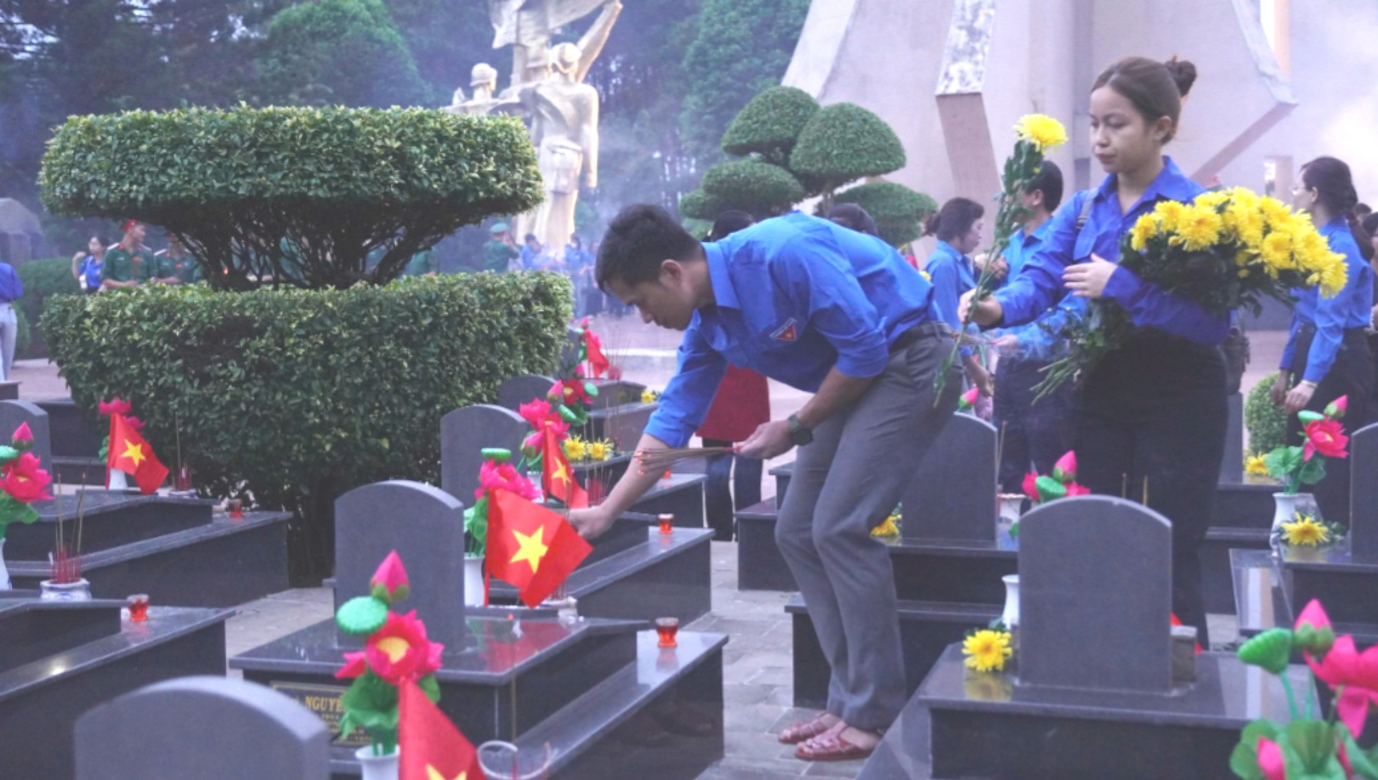 Các đoàn viên, thanh niên thắp hương tưởng nhớ các anh hùng liệt sĩ. img-0536-6844.jpg