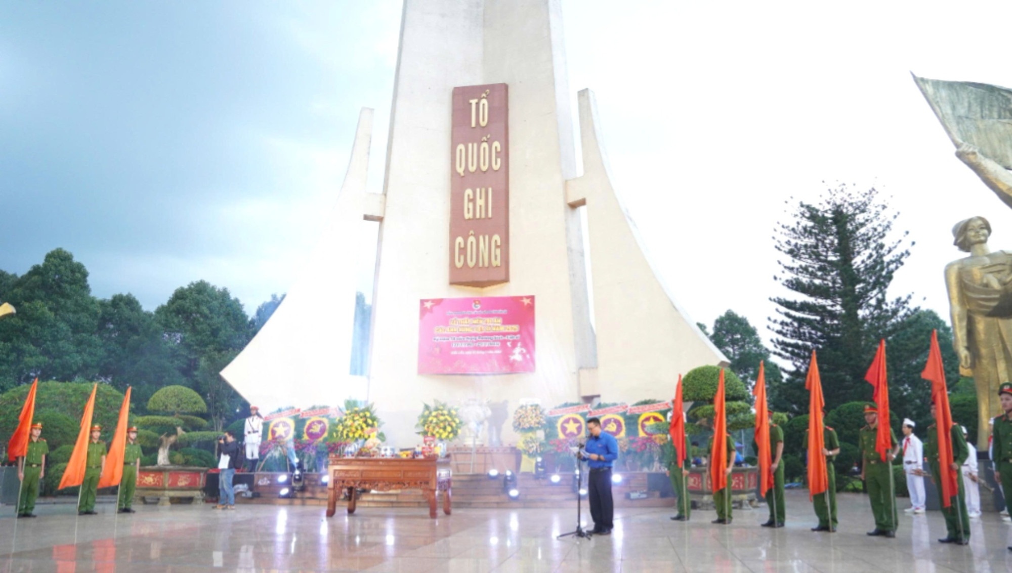 Lễ thắp nến tri ân các anh hùng liệt sĩ diễn ra trong không khí trang nghiêm, kính trọng. img-0551-9225.jpg