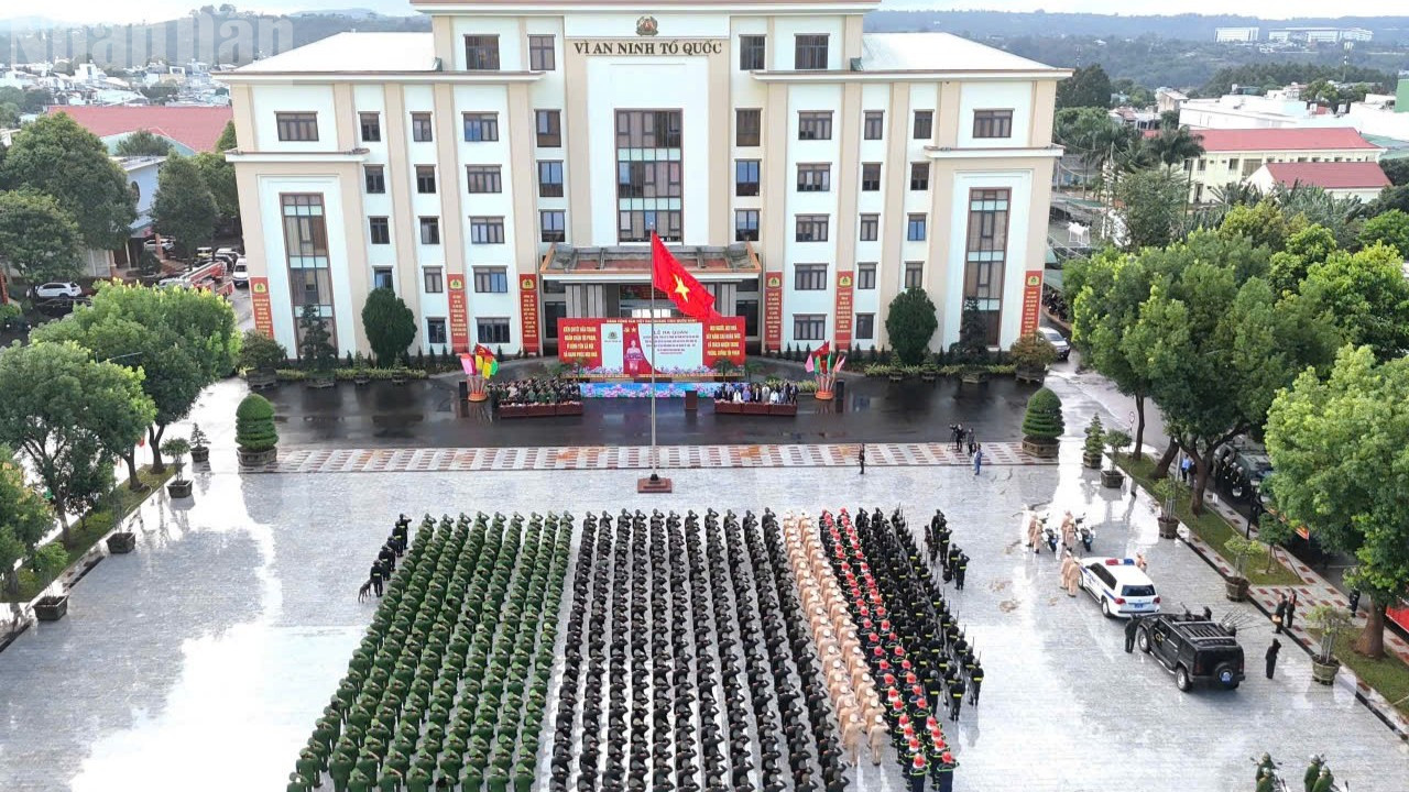 Quang cảnh buổi lễ ra quân.