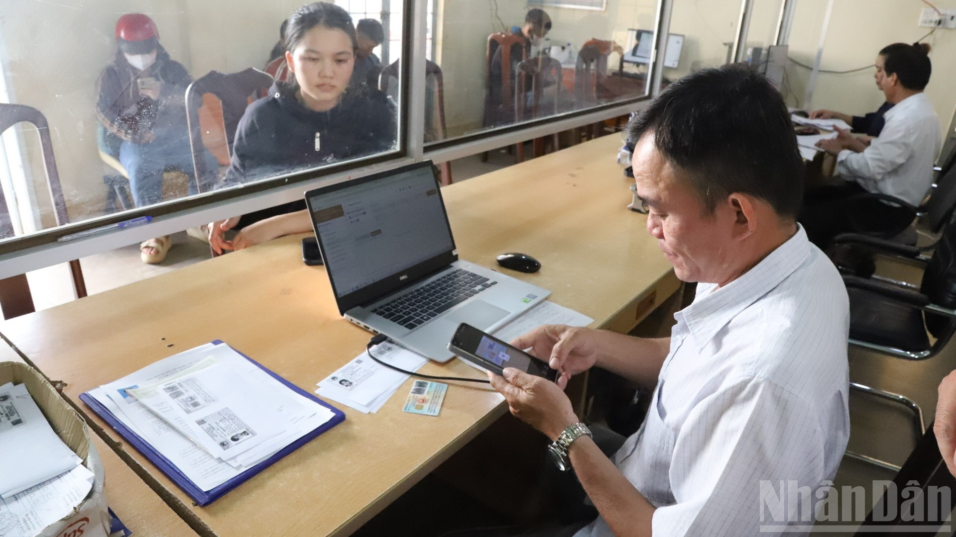 Do còn thiếu máy móc, trang thiết bị nên cán bộ Trung tâm phục vụ hành chính công xã Ea Nuôl phải sử dụng điện thoại để giải quyết thủ tục hành chính cho nhân dân. ndo_br_img-2708-2174.jpg