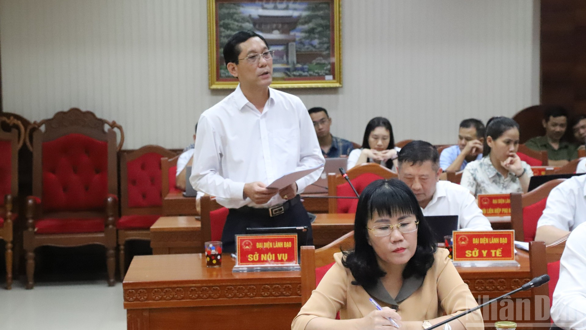 Phó Giám đốc Sở Nội vụ tỉnh Đắk Lắk Nguyễn Quang Thuân báo cáo kết quả sau hai tháng vận hành chính quyền địa phương hai cấp trên địa bàn tỉnh tại phương họp thường kỳ tháng 8/2025. ndo_br_img-4415-5027.jpg