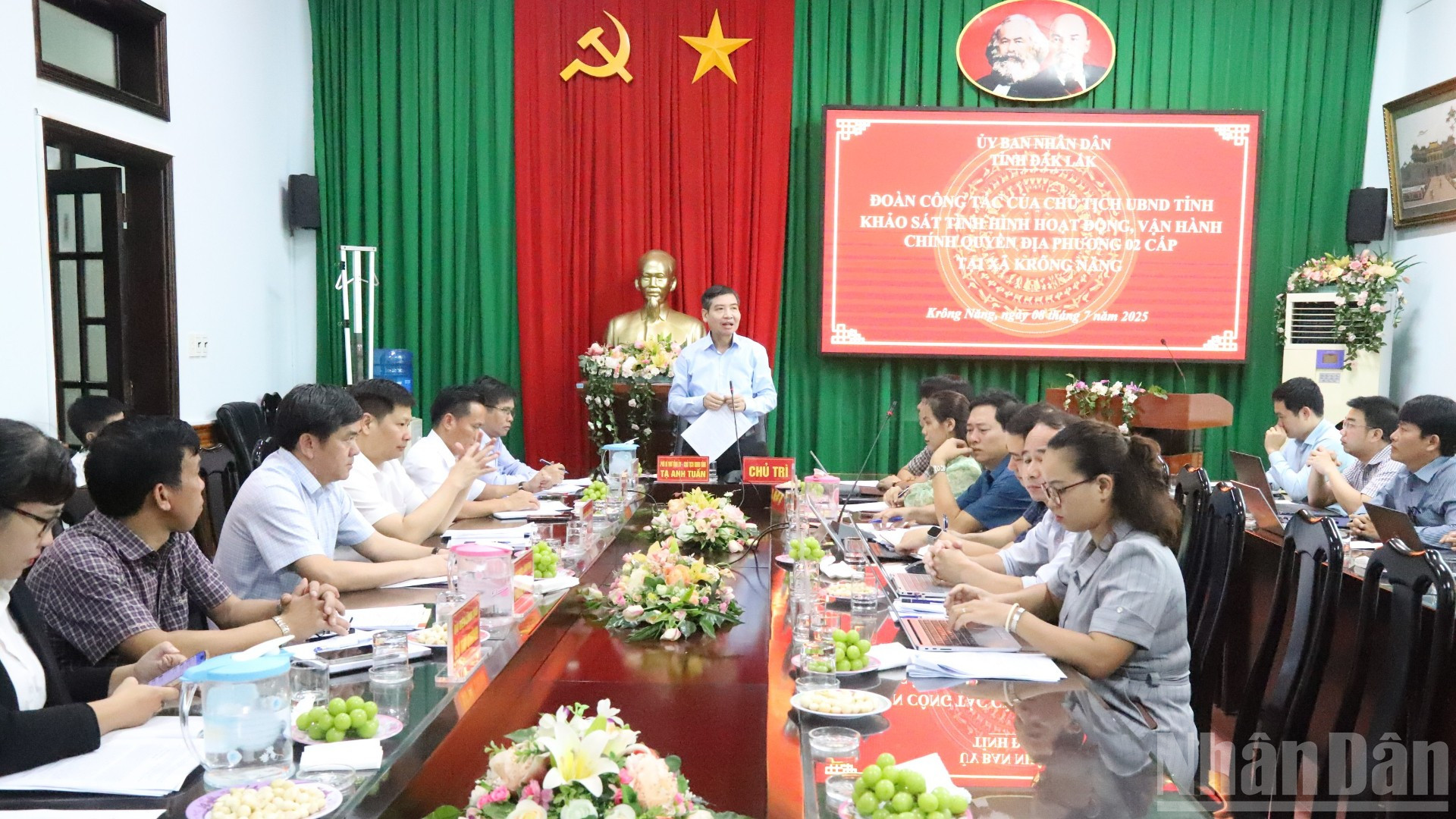 Chủ tịch Ủy ban nhân dân tỉnh Đắk Lắk Tạ Anh Tuấn kiểm tra tại xã Krông Năng trong những ngày đầu vận hành chính quyền địa phương hai cấp.