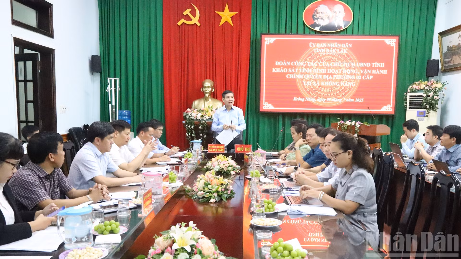 Chủ tịch Ủy ban nhân dân tỉnh Đắk Lắk Tạ Anh Tuấn kiểm tra tại xã Krông Năng trong những ngày đầu vận hành chính quyền địa phương hai cấp.