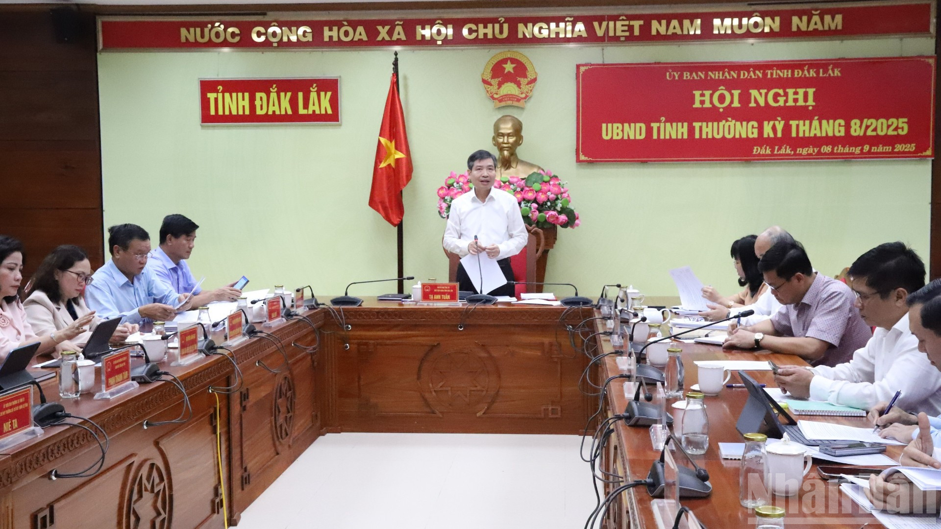 Tại phiên họp thường kỳ tháng 8/2025, Chủ tịch Ủy ban nhân dân tỉnh Đắk Lắk Tạ Anh Tuấn cho biết, việc vận hành chính quyền hai cấp là mô hình mới và mới triển khai trong thời gian ngắn nên không tránh khỏi những khó khăn, vướng mắc. ndo_br_img-4404-4746.jpg