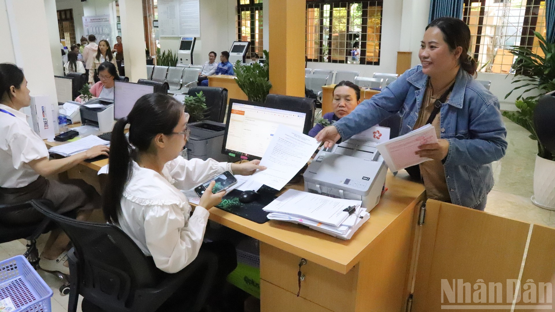 Người dân đến giải quyết thủ tục hành chính tại Trung tâm phục vụ hành chính công phường Buôn Ma Thuột, ndo_br_img-0836-9403.jpg