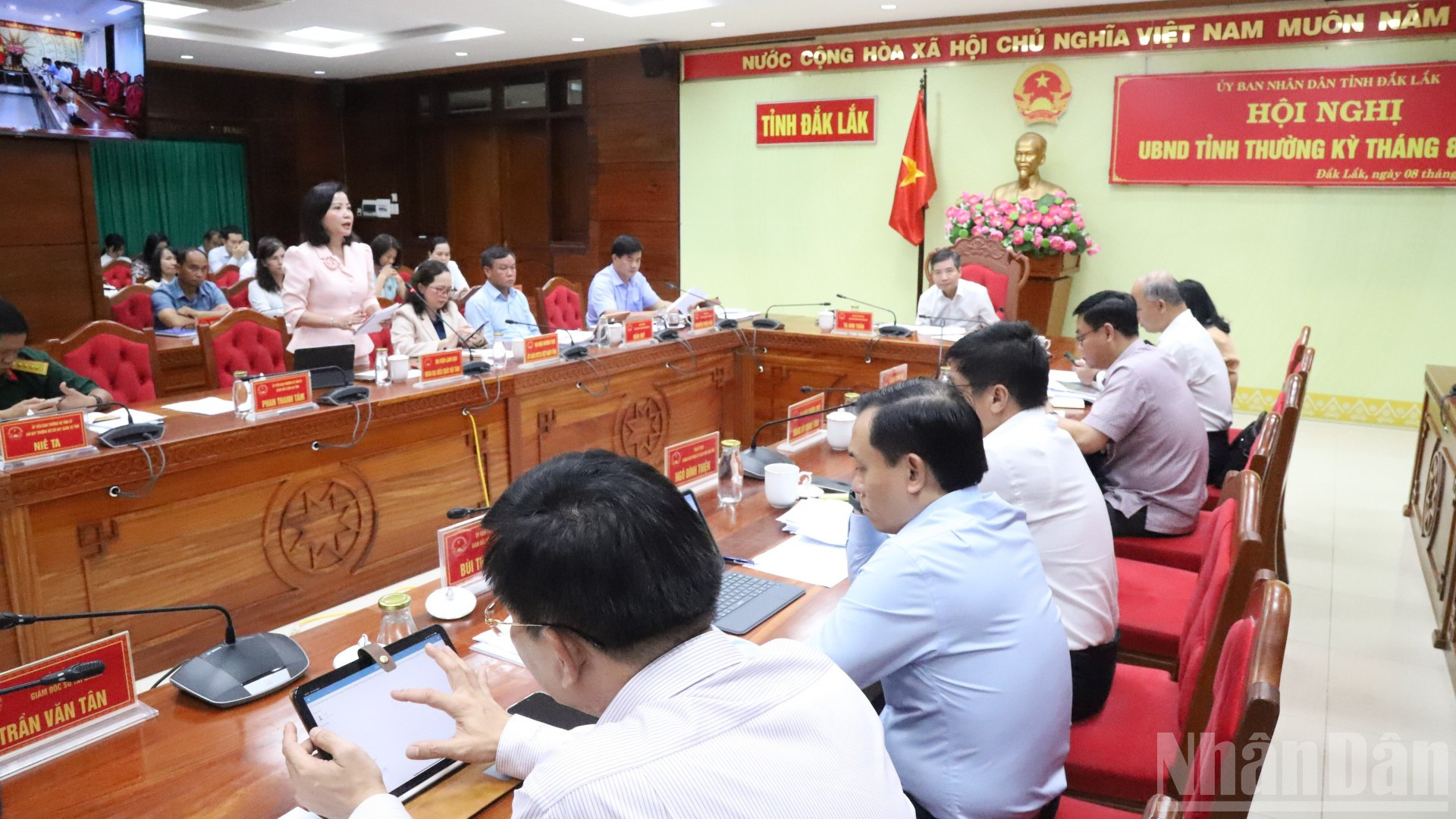 Phát biểu tại phiên họp thường kỳ tháng 8/2025, Phó trưởng Đoàn chuyên trách, Phụ trách Đoàn đại biểu Quốc hội tỉnh Đắk Lắk Nguyễn Thị Thu Nguyệt đề nghị Ủy ban nhân dân tỉnh chỉ đạo các sở, ngành hướng dẫn cụ thể các văn bản pháp luật cho các xã, phường triển khai thực hiện, bảo đảm cho chính quyền cấp xã hoạt động hiệu lực, hiệu quả. ndo_br_img-4427-7484.jpg