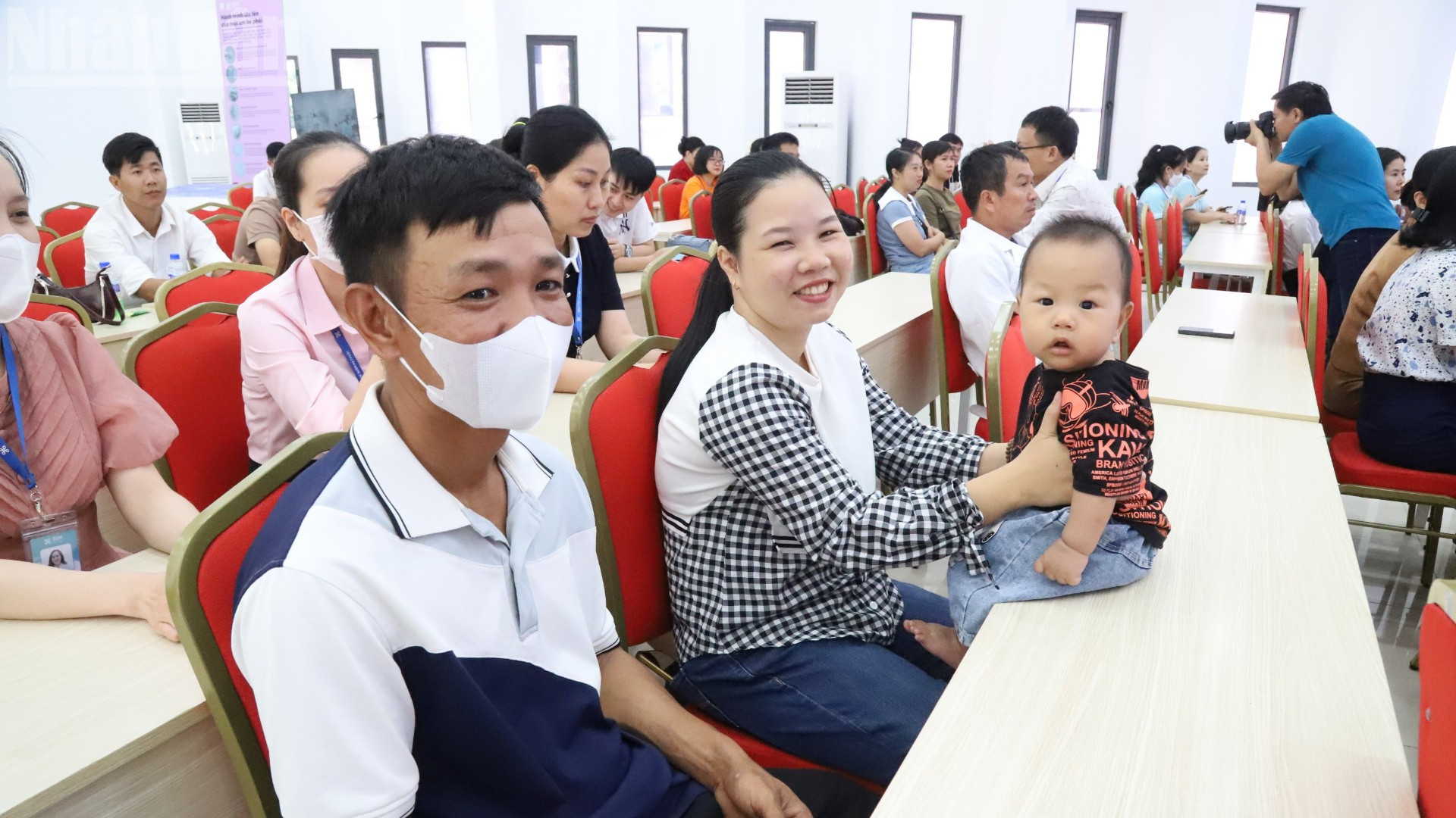 Một cặp vợ chồng phấn khởi, hạnh phúc sau nhiều năm kiên trì "săn con" đến dự lễ kỷ niệm. ndo_tl_img-2327-6258.jpg
