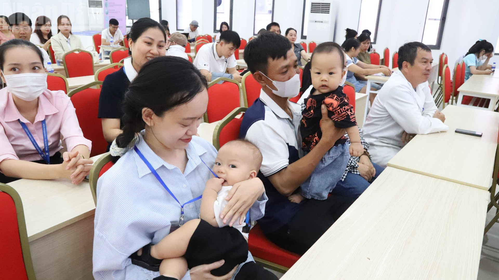 Các cặp vợ chồng đưa con đến dự lễ kỷ niệm. ndo_tl_img-2358-459.jpg