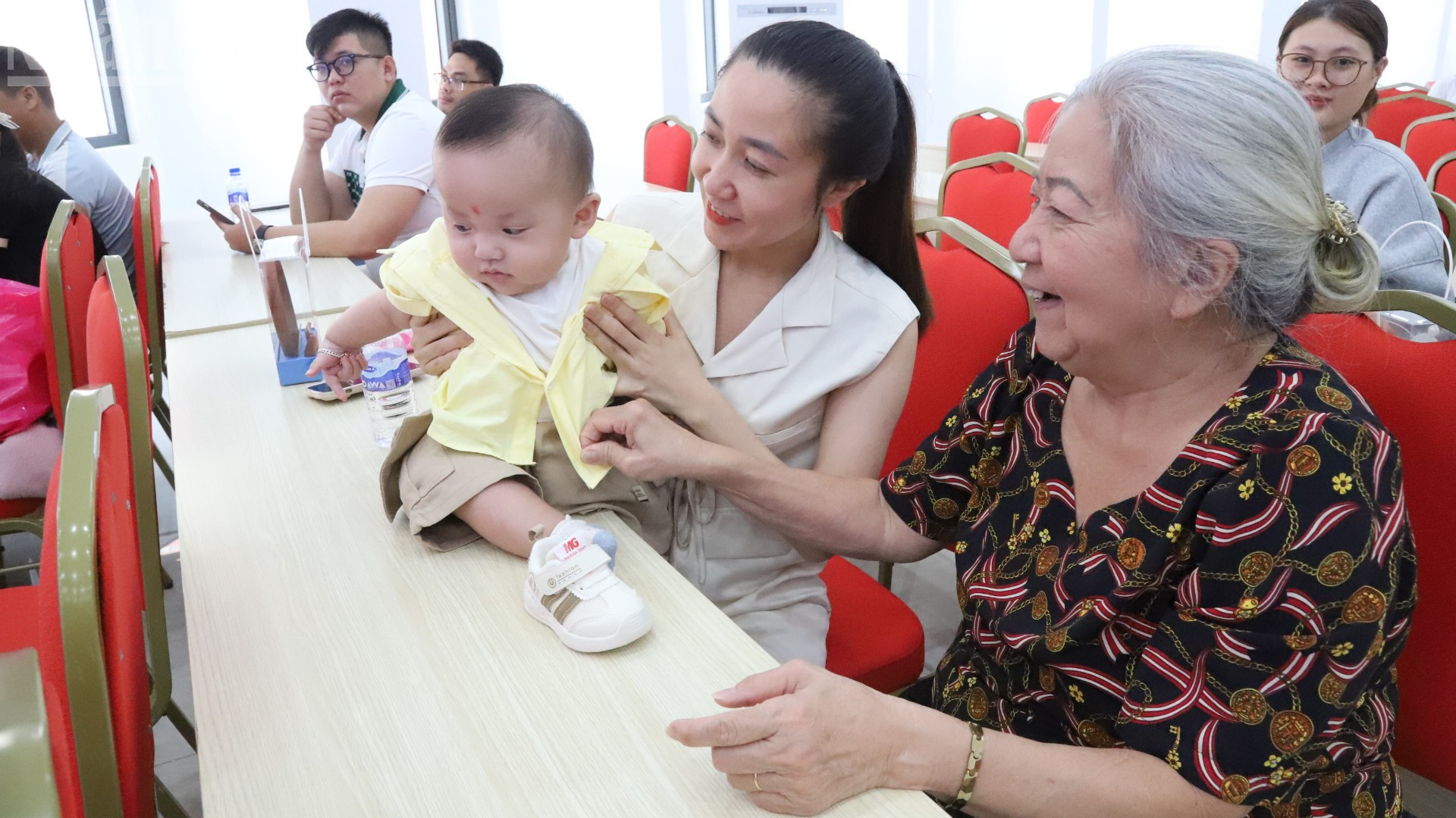 Nhiều người lớn tuổi hết sức vui vẻ, hạnh phúc cùng con cháu đế dự lễ kỷ niệm. ndo_tl_img-2354-6862.jpg